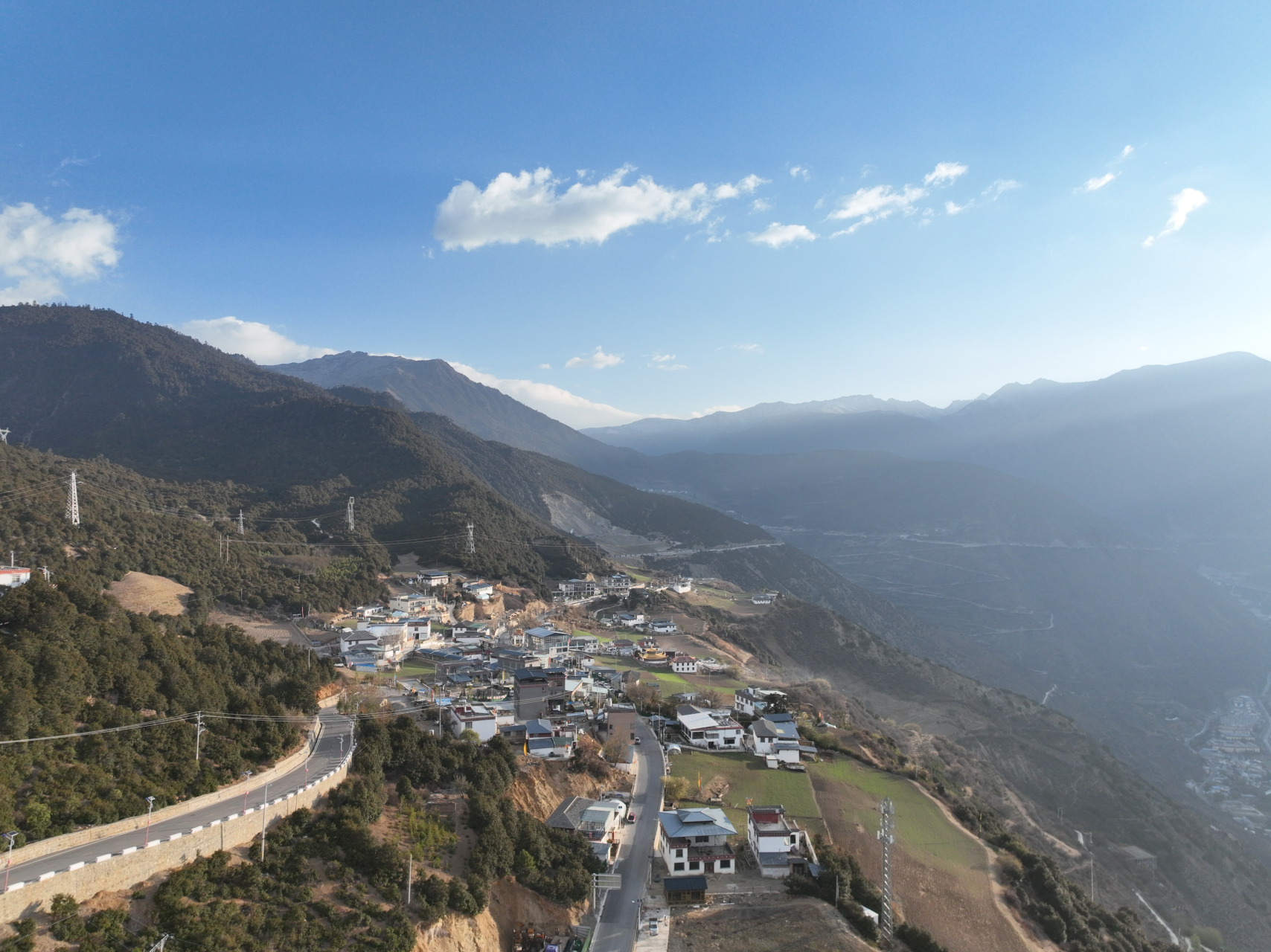 向往的香格里拉# 香格里拉前往德钦县上的风景,可以远看梅里雪山.