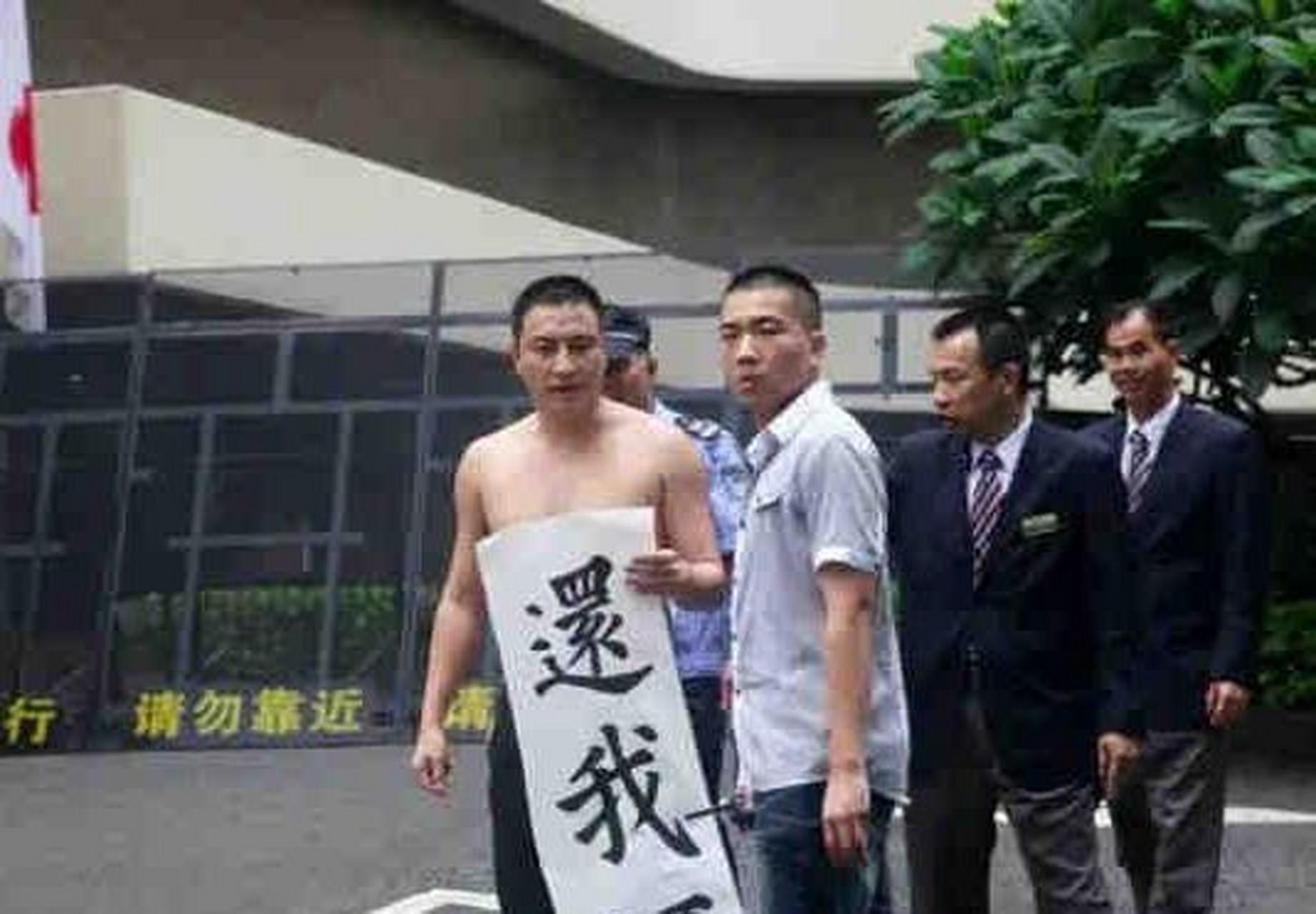 10年前火烧日本靖国神社的刘强,现状如何?