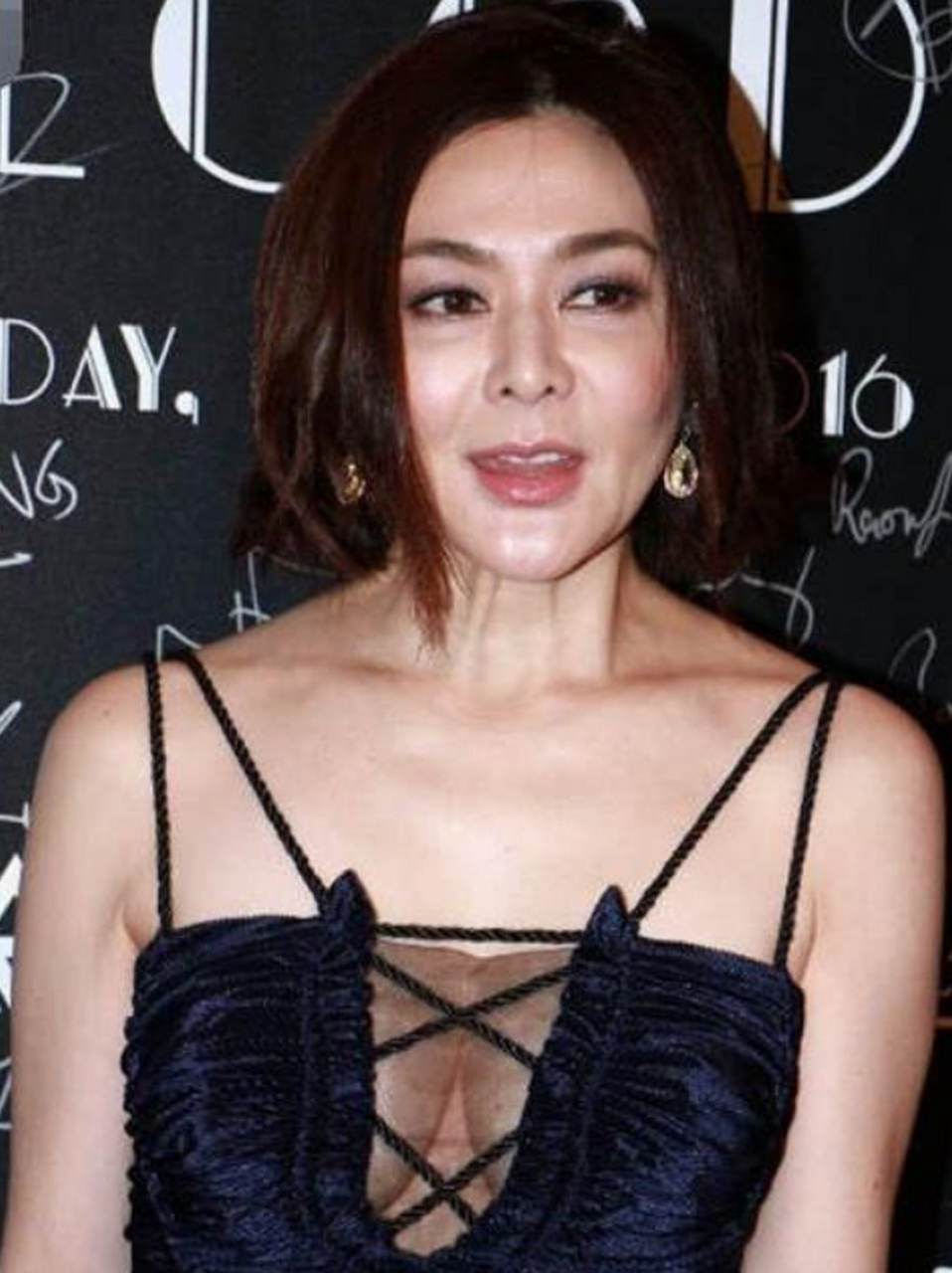 58岁关之琳又折服了我,穿深v吊带裙大秀饱满身材,哪像奔六的人.