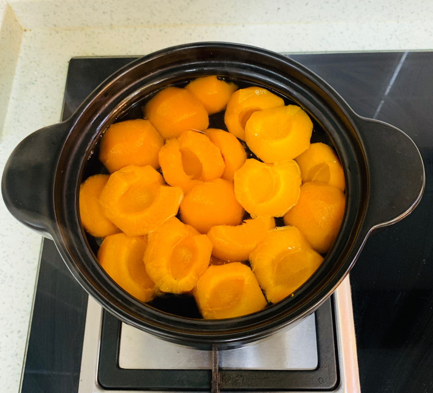 大黄杏20个 冰糖300克(我此次买的大黄杏有点儿酸因此冰糖多一点)石锅