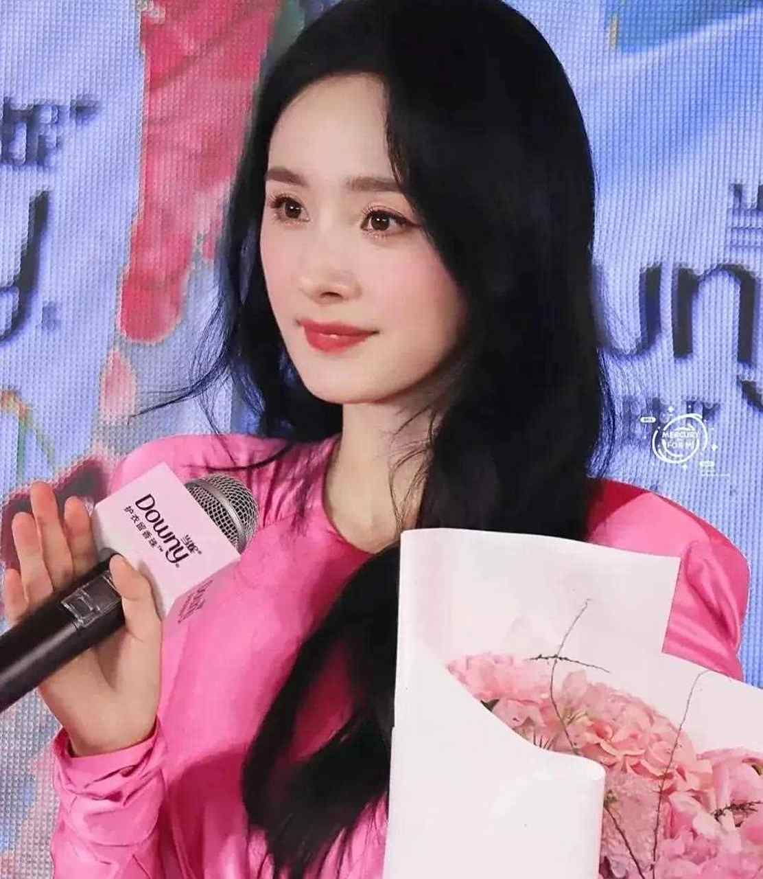 杨幂参加了当妮的品牌活动.她的粉色连衣裙引起了网民们的热烈讨论.