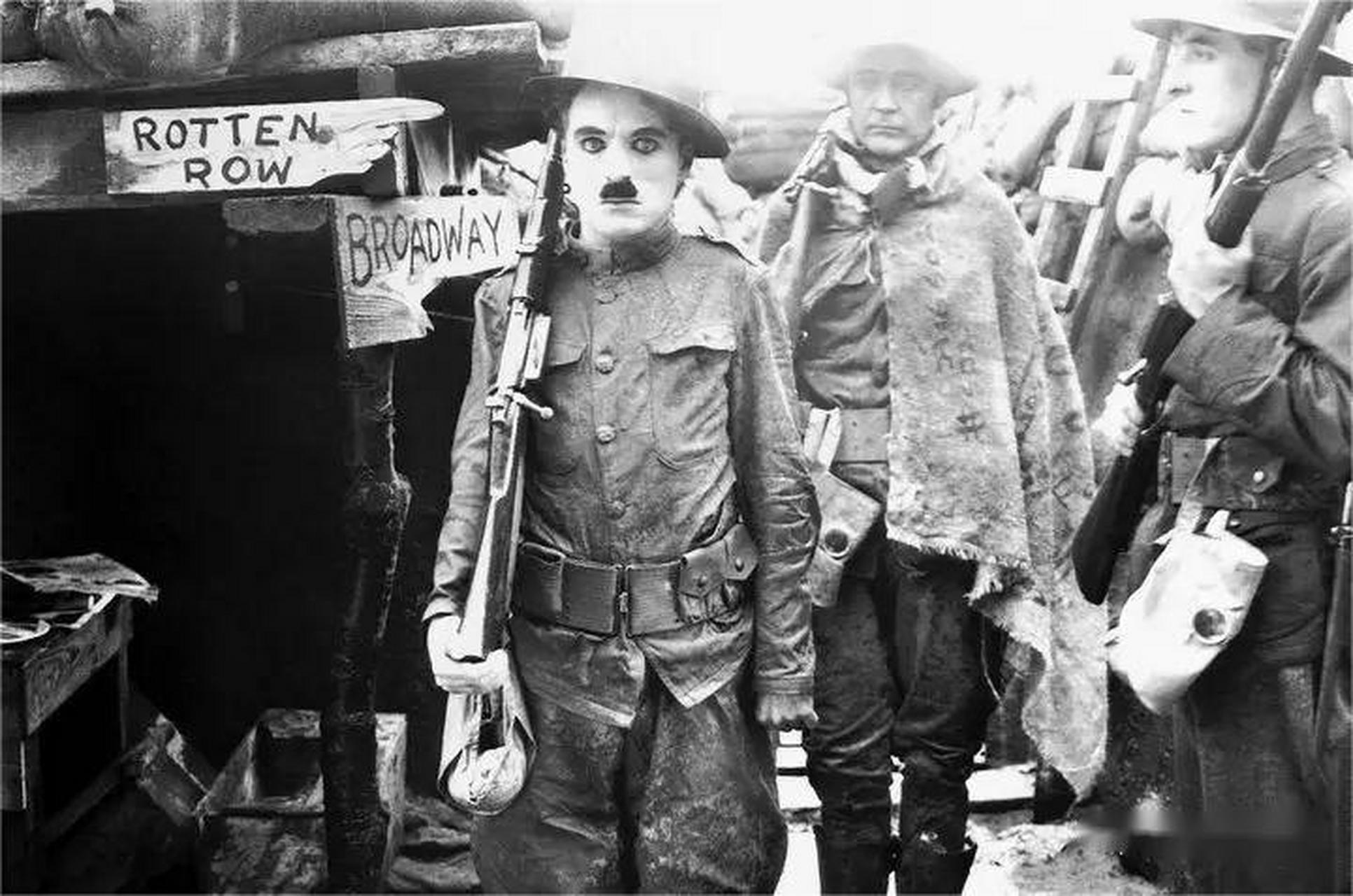 1918年,卓别林在《夏尔洛从军记》拍摄现场.