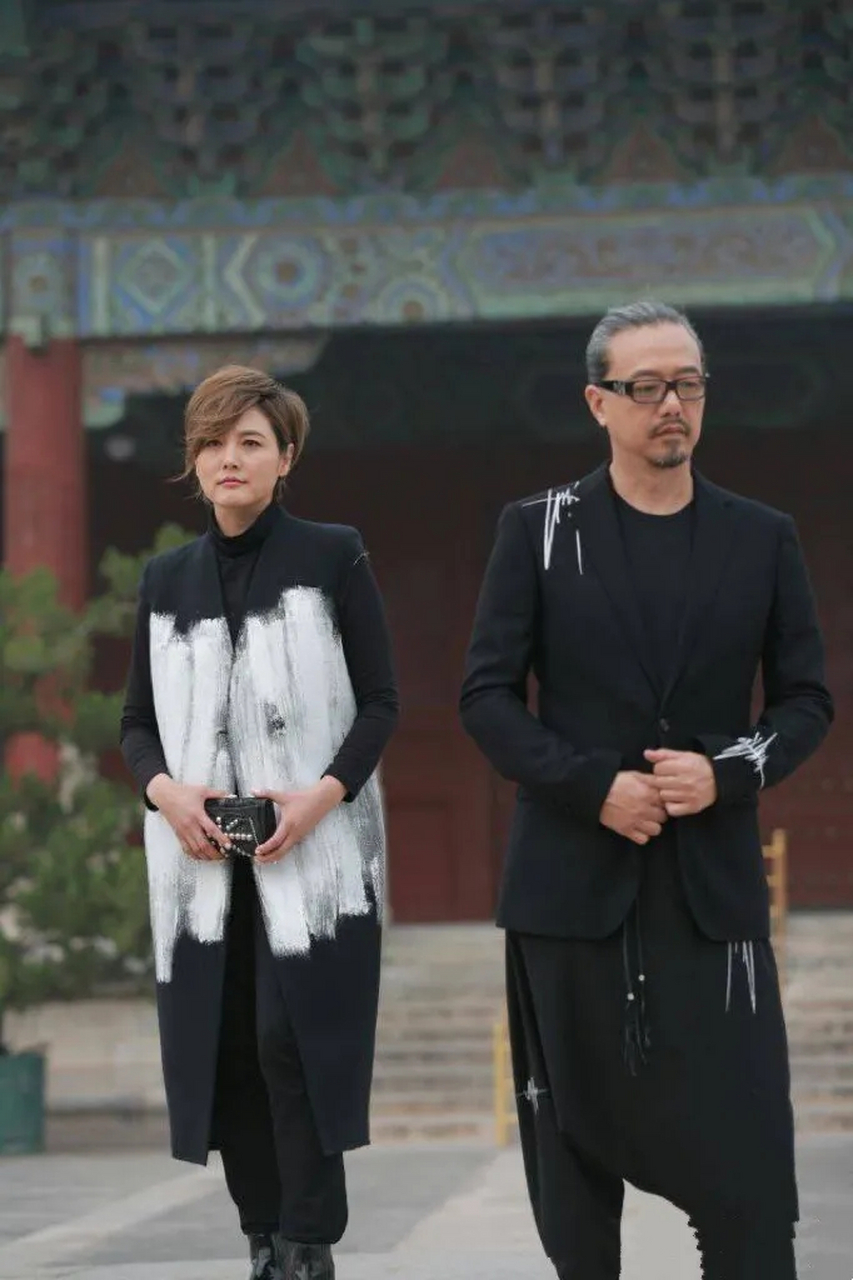 "男人婆"张延与老公合体拍大片,她泡泡袖大衣配短靴摩登高雅,老公好有