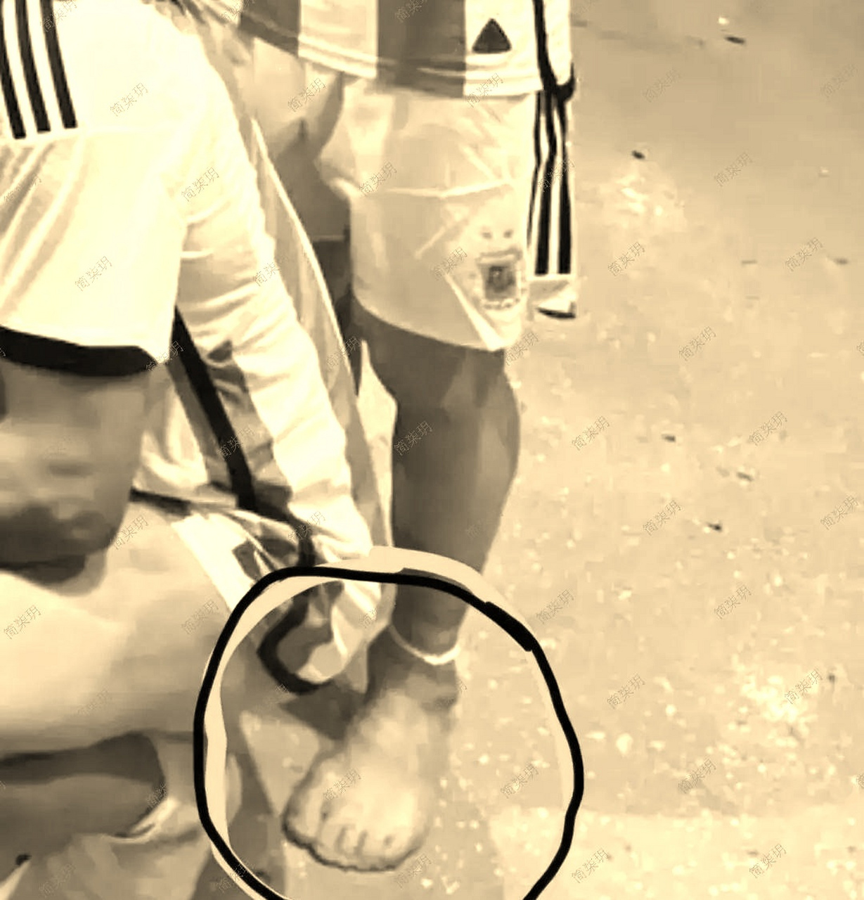 梅西的脚丫真是又宽又厚实,还有点萌!是不是这种脚更适合踢球?