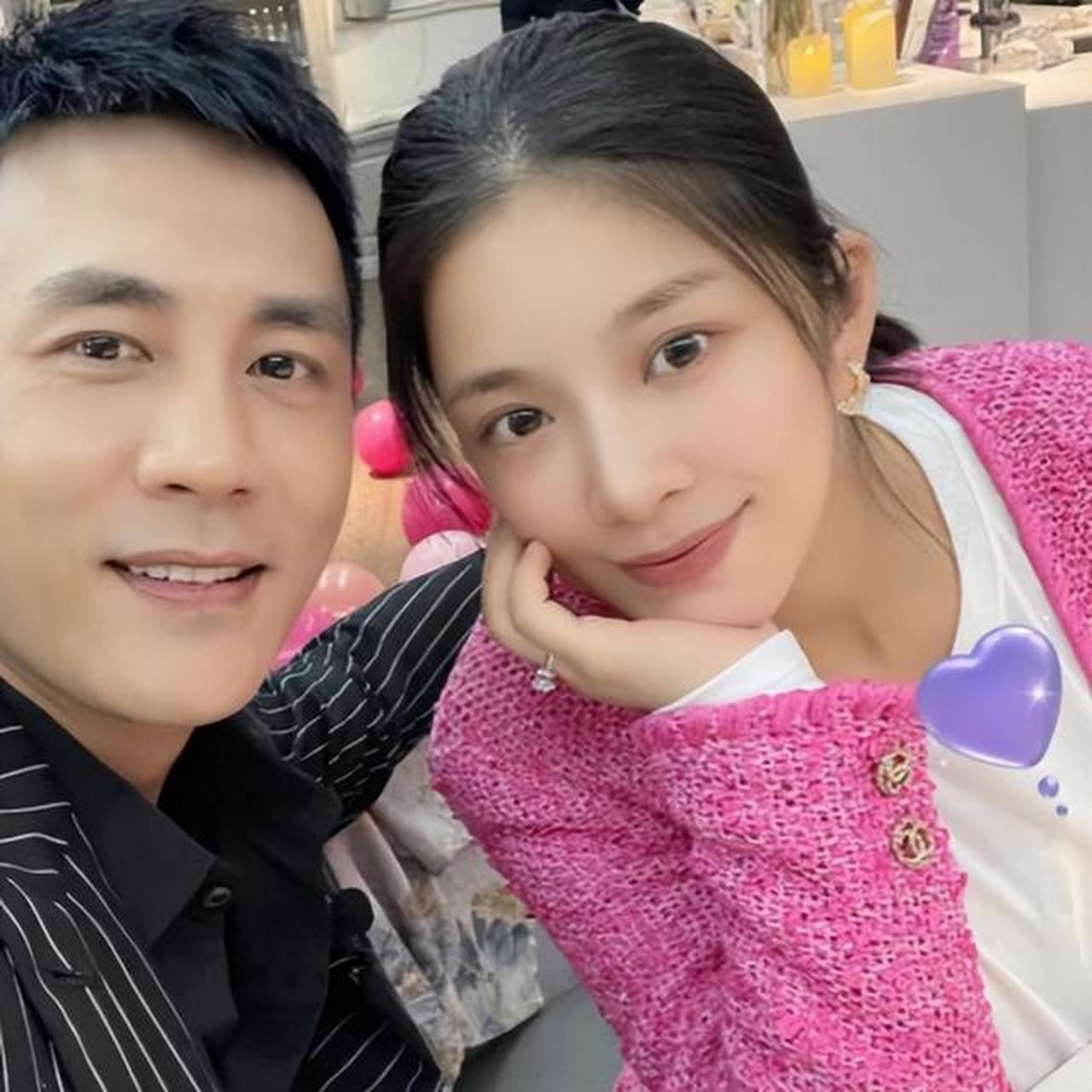 杜淳老婆王灿晒高甜合照,夫妻两甜蜜拥吻,老公表情一脸享受