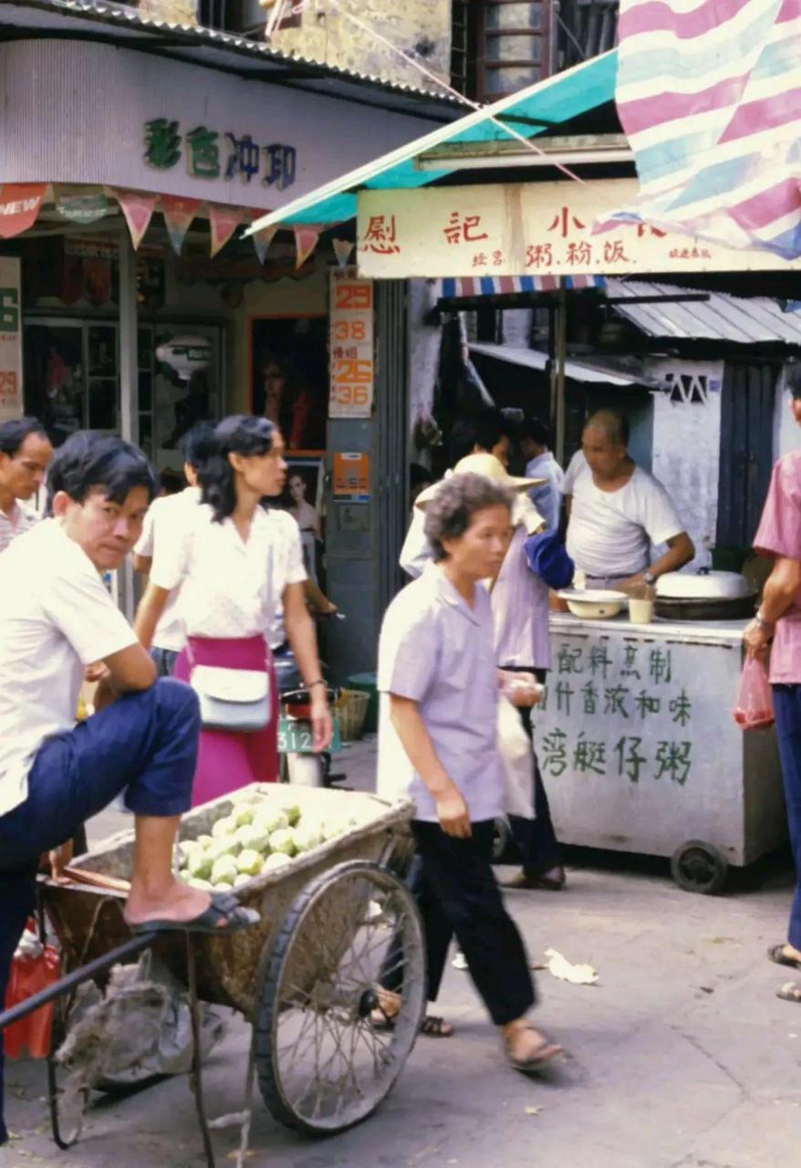 广东老照片:这张照片拍摄于上世纪八十年代中广州一处街景,从照片上看