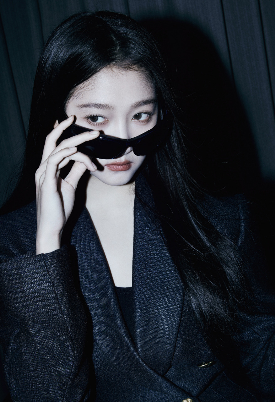 潮流尚新季# 关晓彤 黑西装女霸总模式,野生眉搭配柿子色口红,超a黑