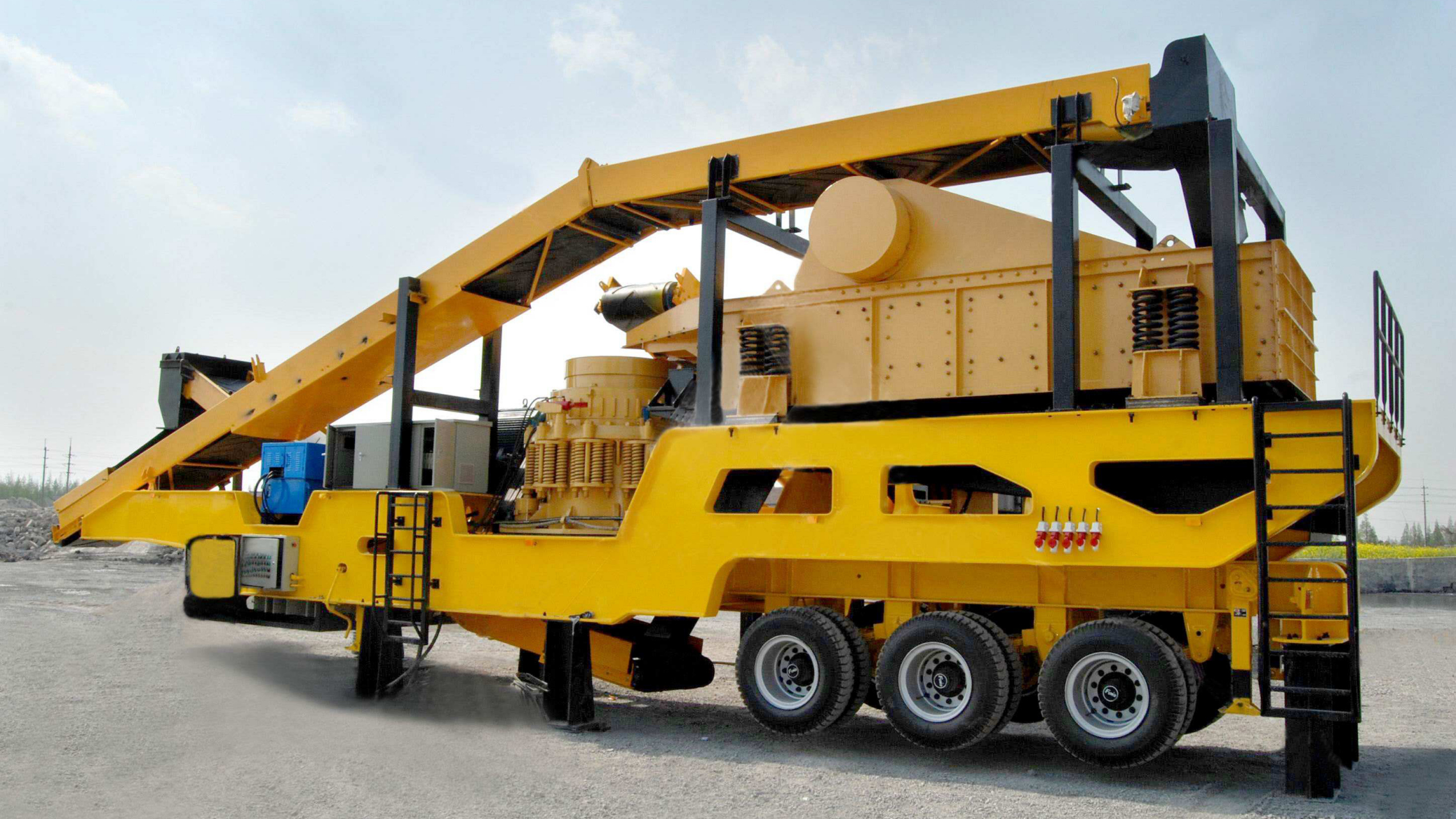 移动式破碎机是较为常见的多机组合的破碎机,也是当前生产效率非常高