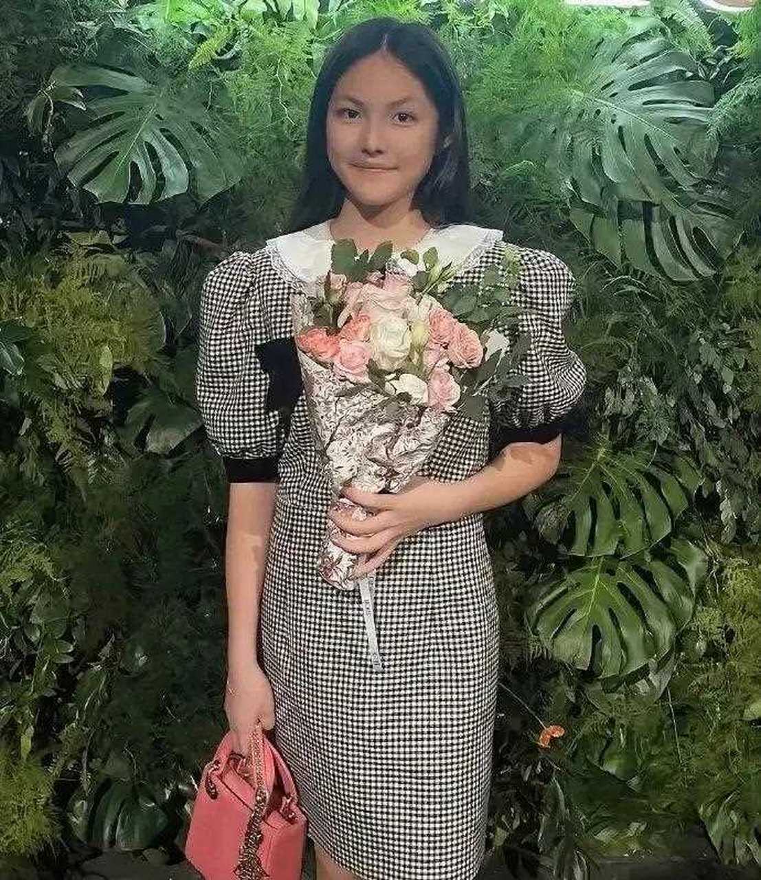 王诗龄才是开挂的人生,八岁时的画作孔雀图拍出10万高价,12岁的画作拿