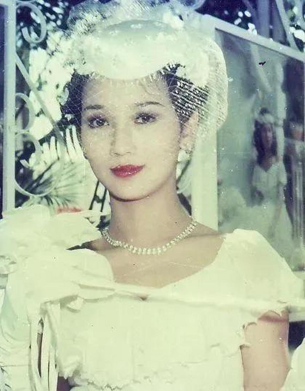 穿着婚纱的赵雅芝非常秀丽,她那纯洁的外表和浅雅的气息散发出神圣和