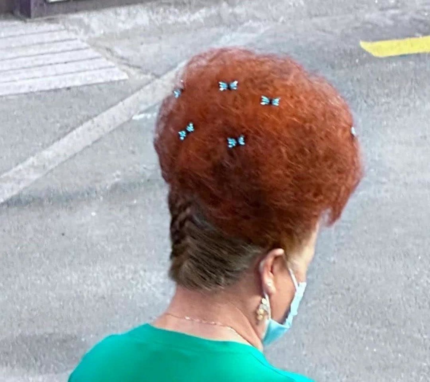 网友:不说审美了,这个发型的阿姨们都是讲究人,注重打扮的.