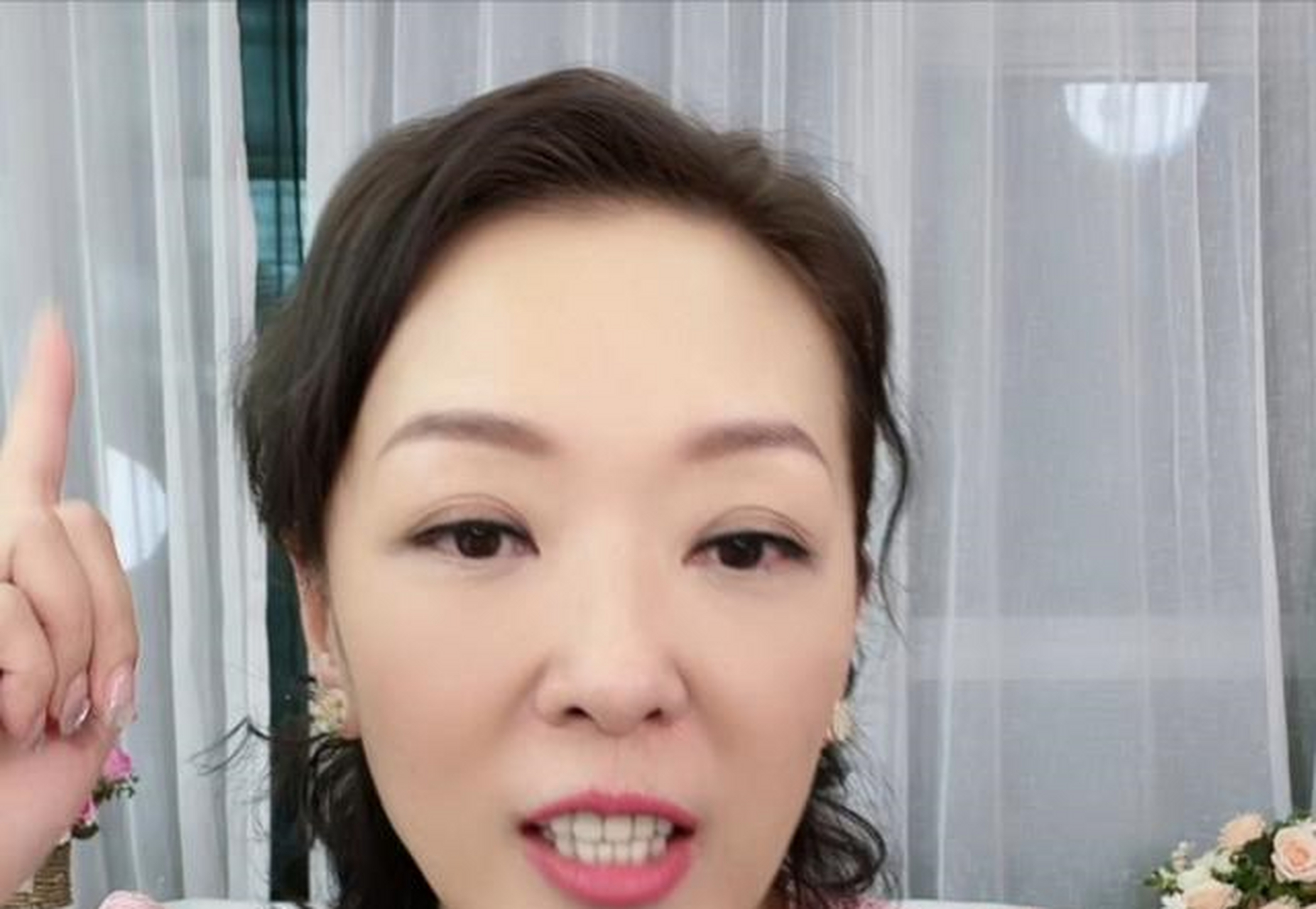 某楼盘董事长石金禹亲自接待他,全程陪同,所到之处不少人围观,他热情