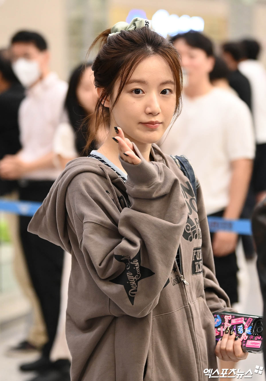 叶舒华素颜机场图,美女就是自信.