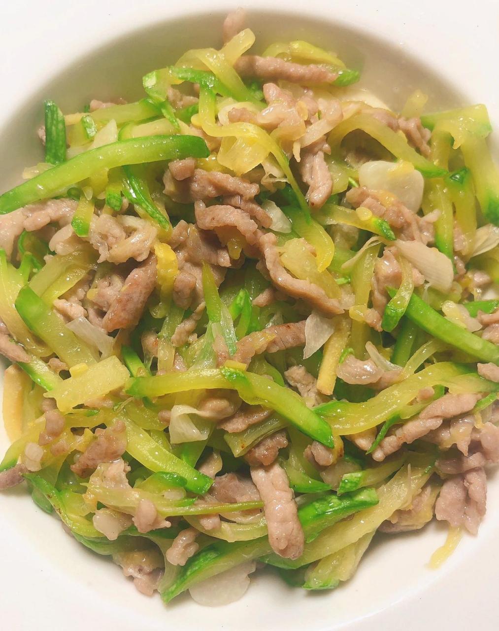 大家推荐的就是应季蔬菜嫩南瓜和猪肉的搭配 上菜咯 食材:嫩南瓜猪肉