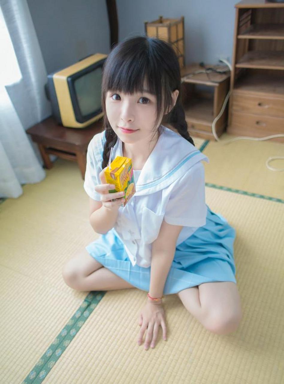 清纯甜美的日本学生妹,两个马尾辫很可爱