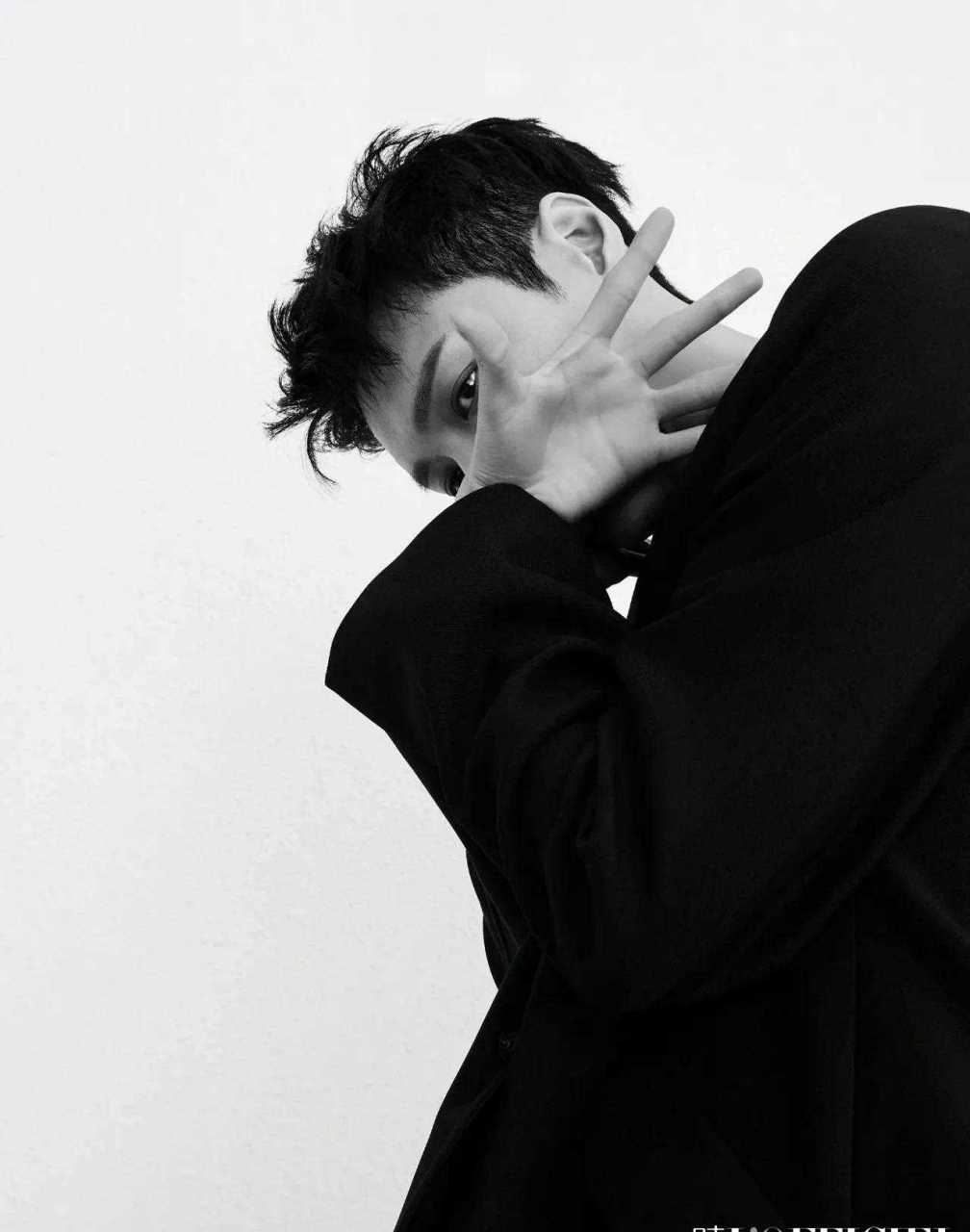 [哼] 原来,戏精导演为了推新人,把剧本改得乱七八糟不说.