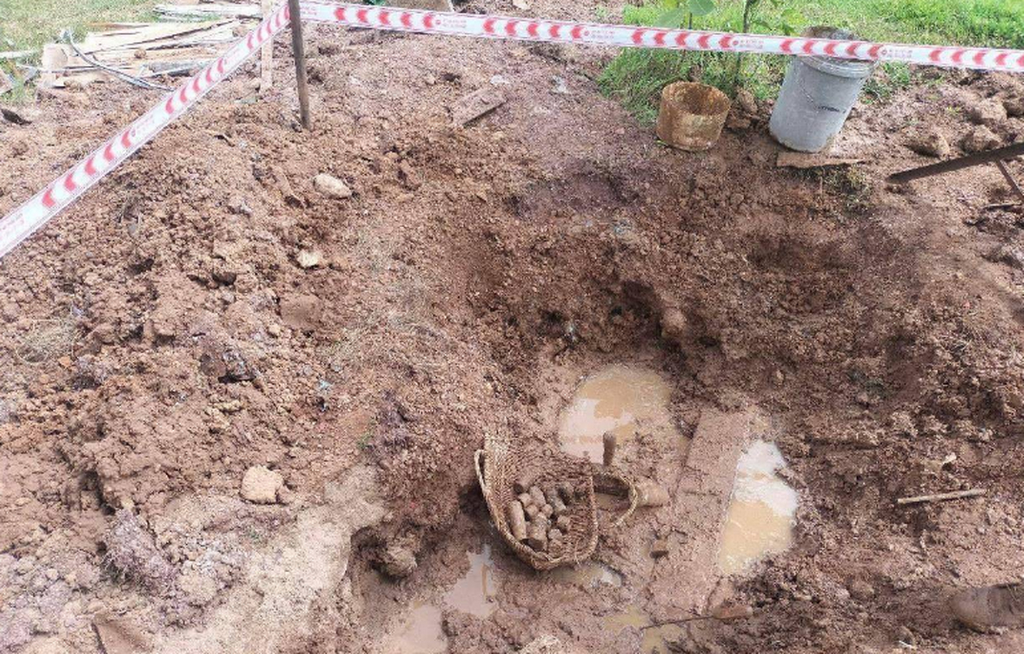 柬埔寨中学内发现上千枚未爆弹药