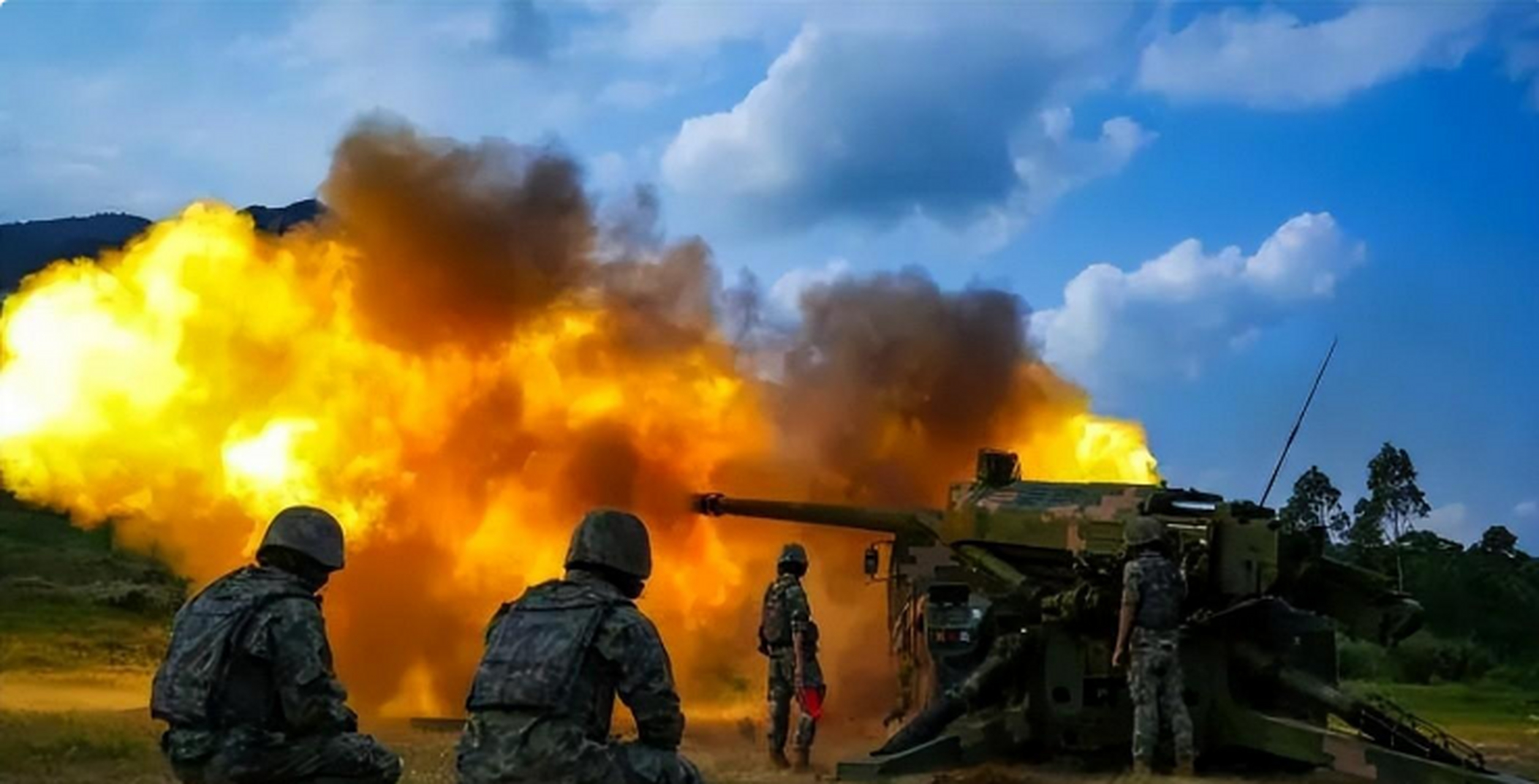 车载火炮实弹射击考核 近日,第74集团军某旅组织所属炮兵分队在某陌生