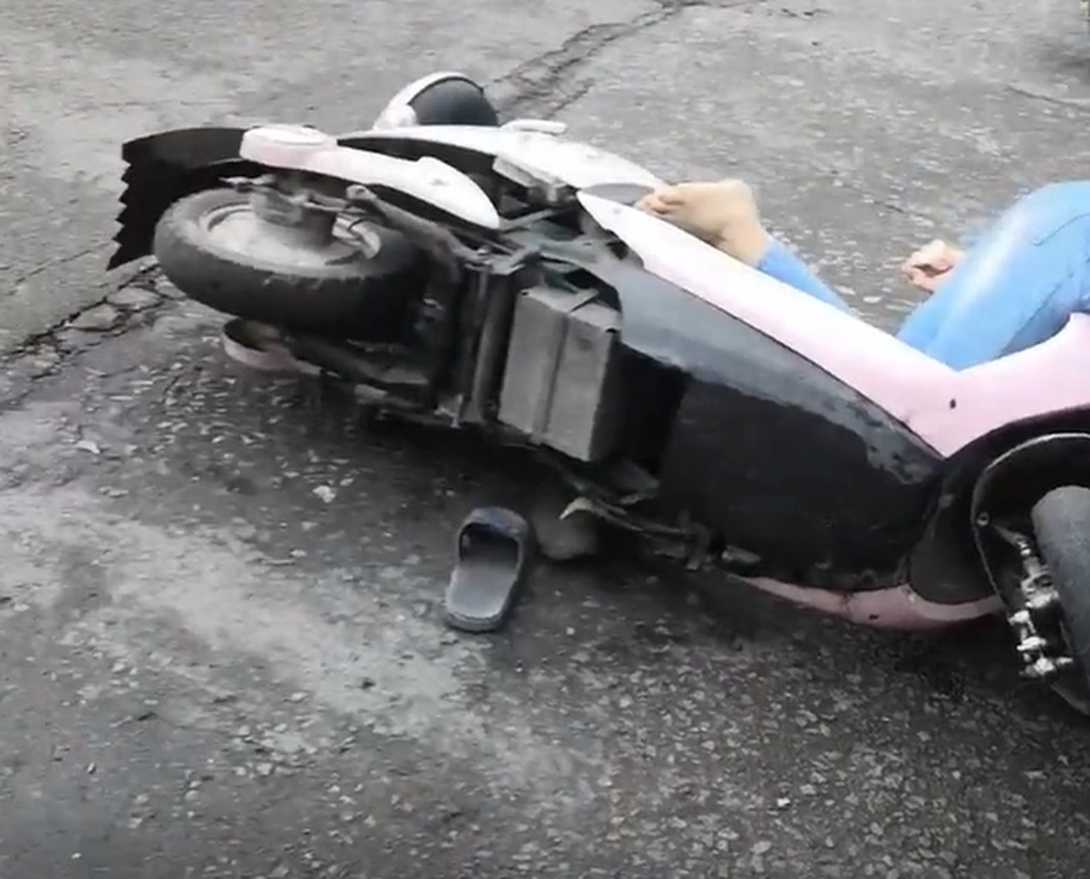 男子整个人也往前翻,被电动车压住,动弹不得.