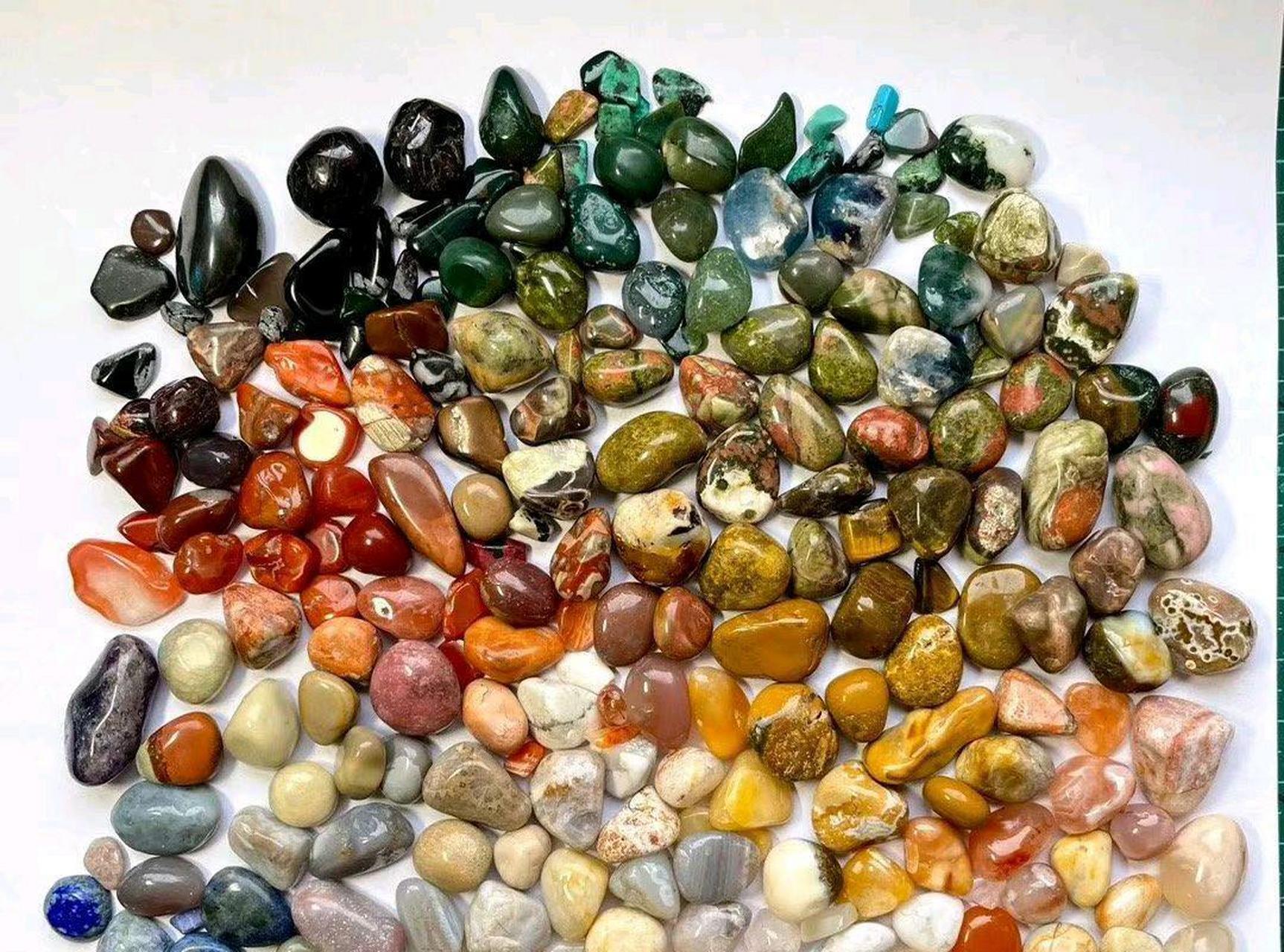 大家帮我看看,这些漂亮的石头里,有没有一两块值钱的呀?