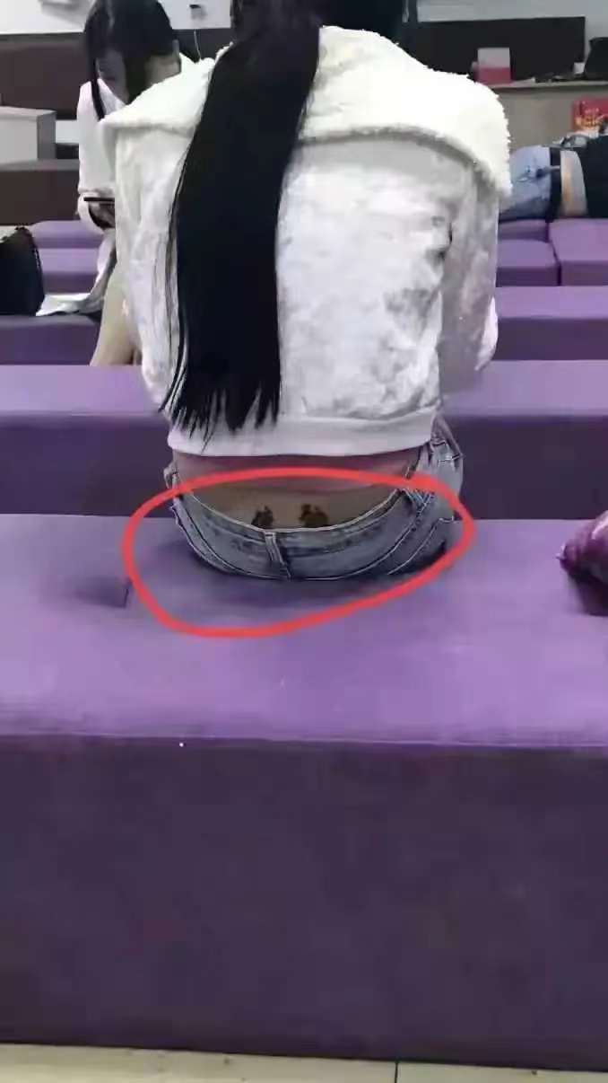 今天,在一家养生店里,我遇见了一个年轻漂亮的女孩子