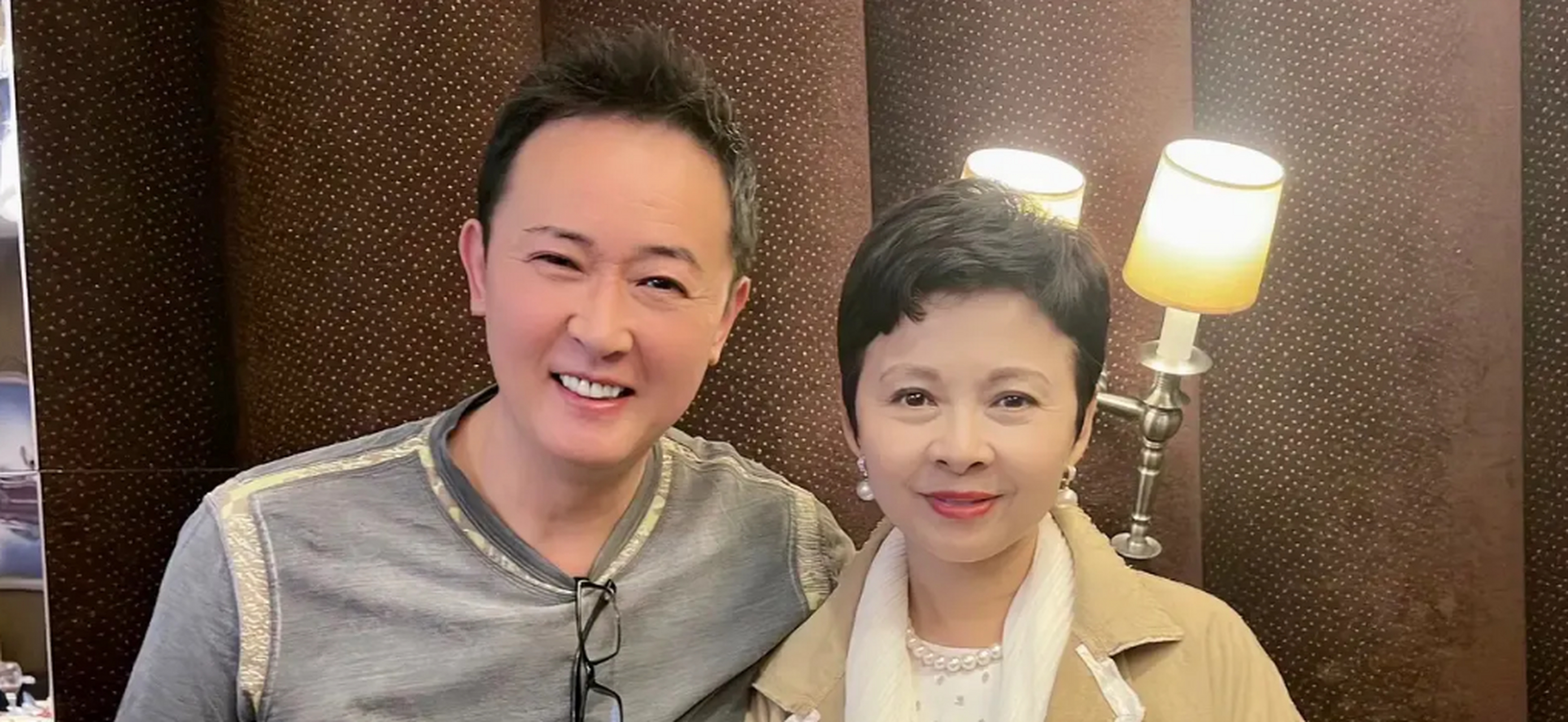六旬董文华新照把人惊艳!穿波点裙戴珍珠首饰,贵气堪比赌王三太