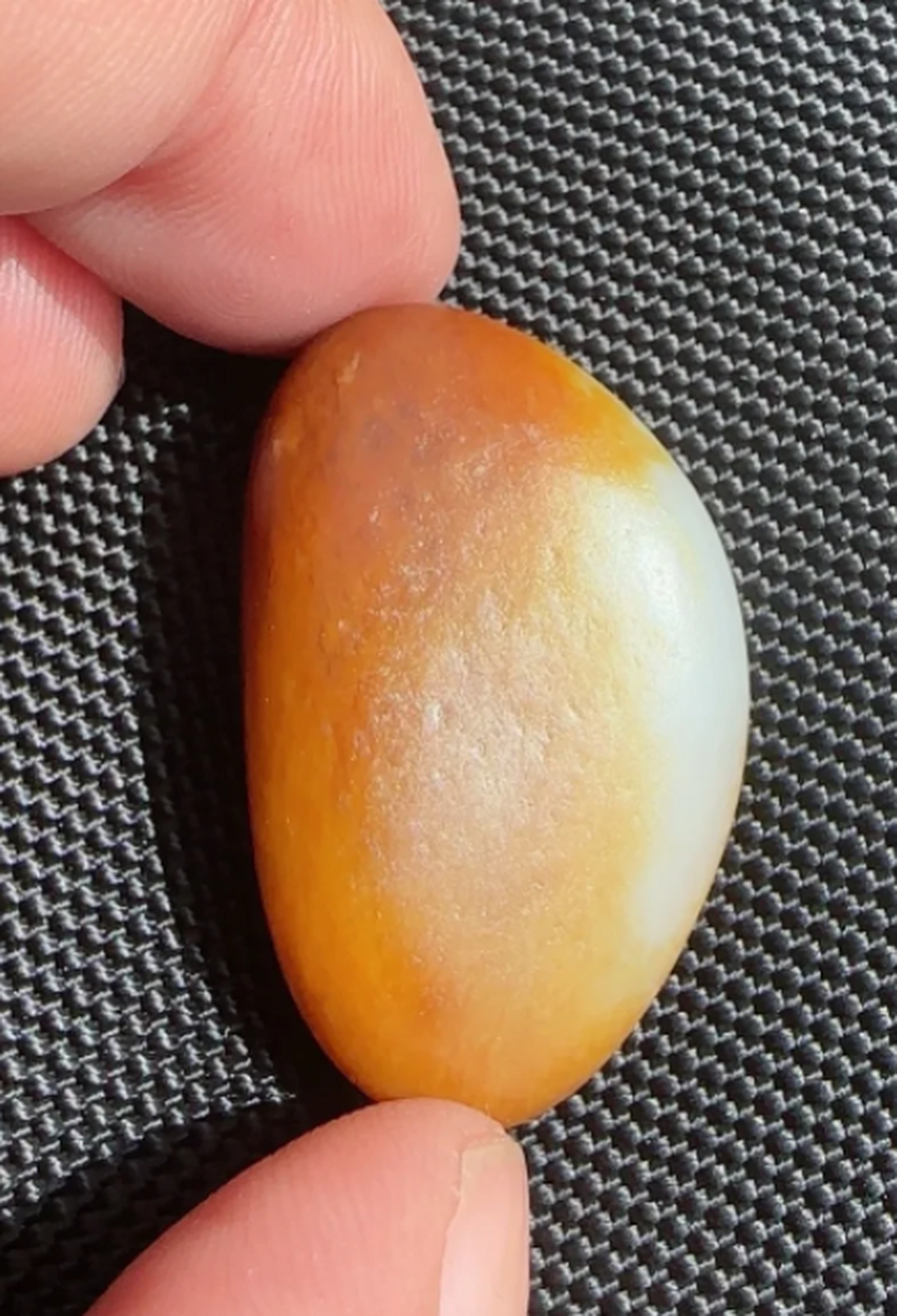 点击头像看直播##和田玉#玛丽艳 红皮白肉 小吊坠 一枚 籽型完整 无