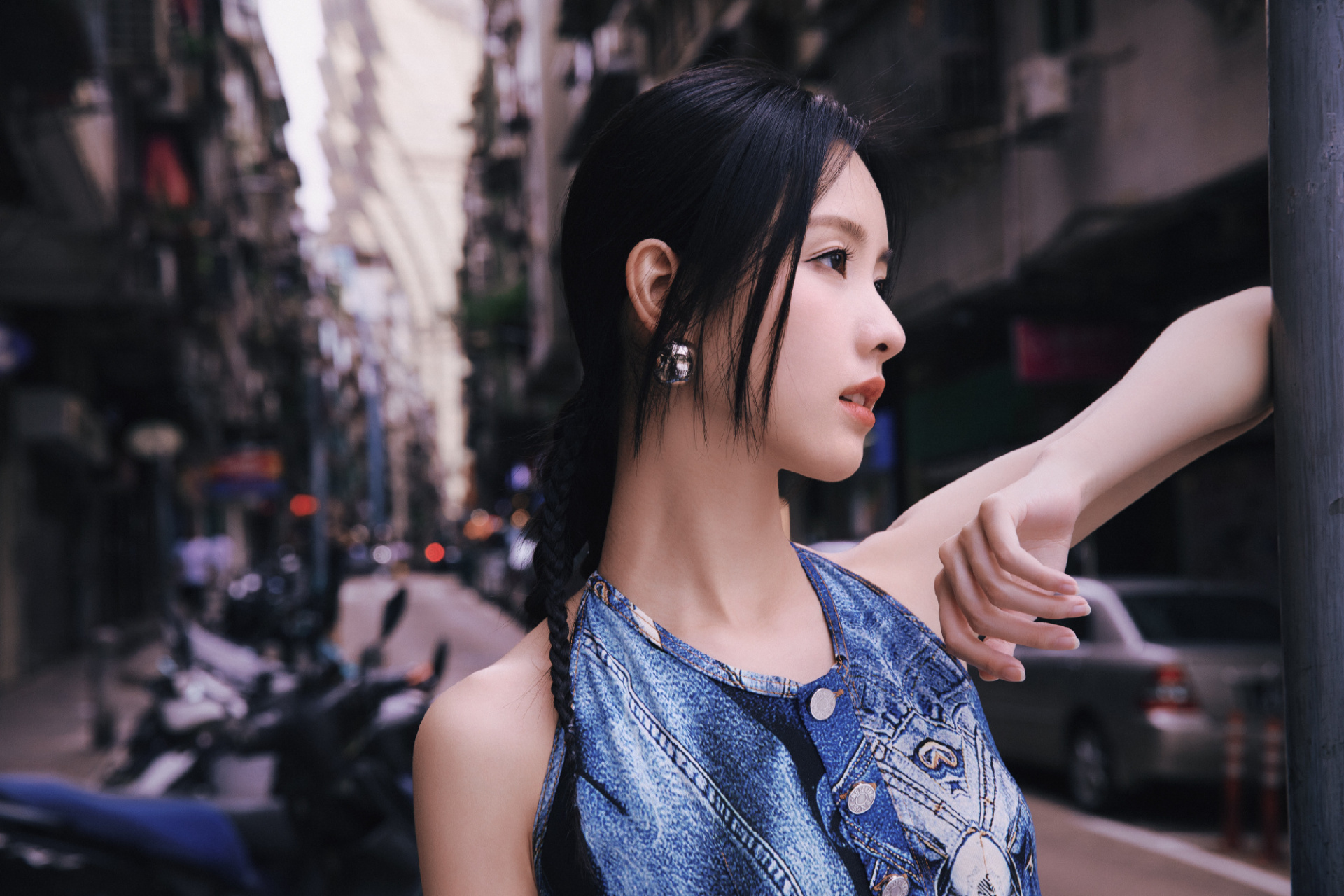 陈都灵澳门街头随拍,高挑纤细的身材,一身挂脖露背裙好显气质,美出不