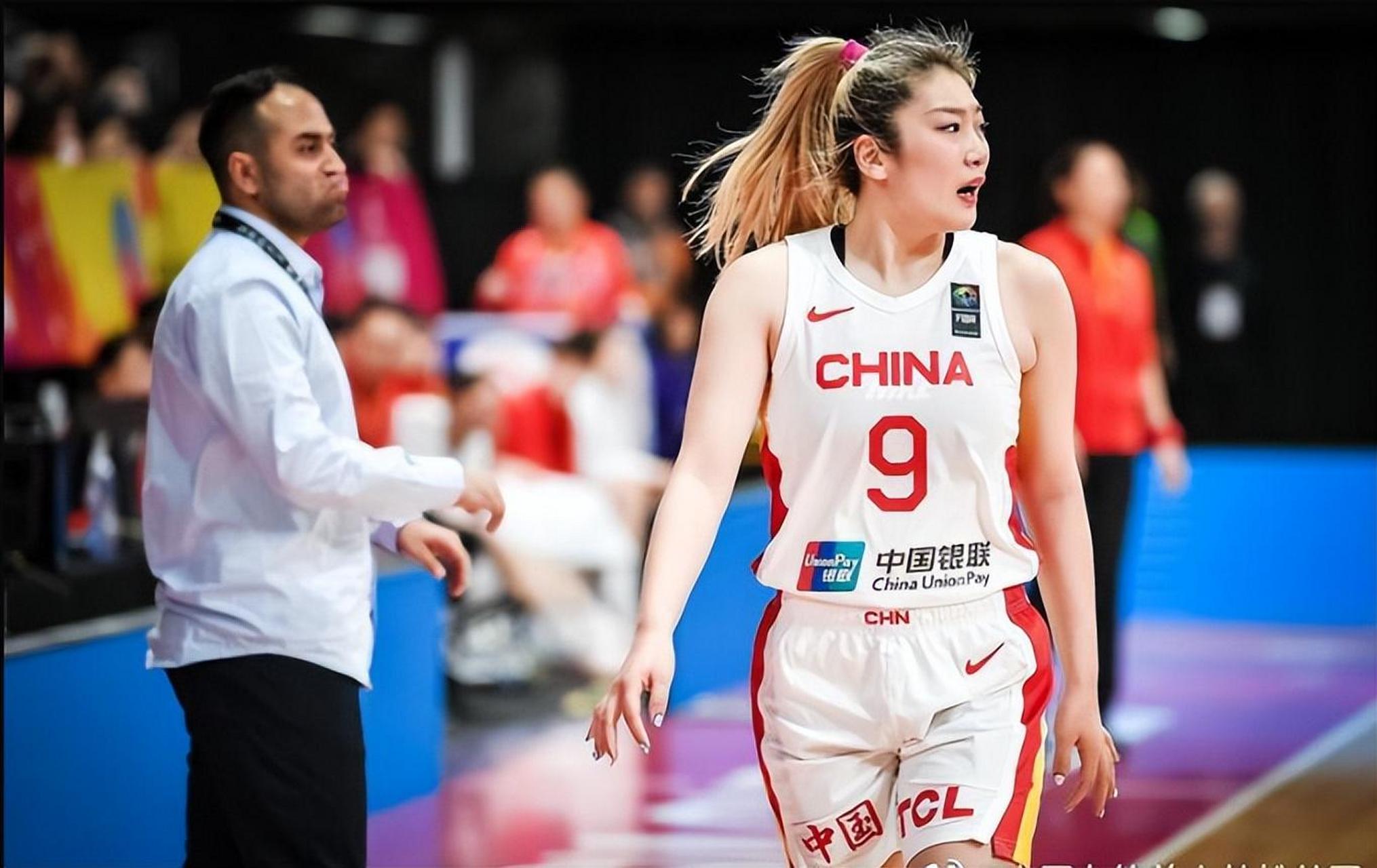 2023年对于女篮一姐李梦是困难的一年,因为原国家队领队张隆前妻出来