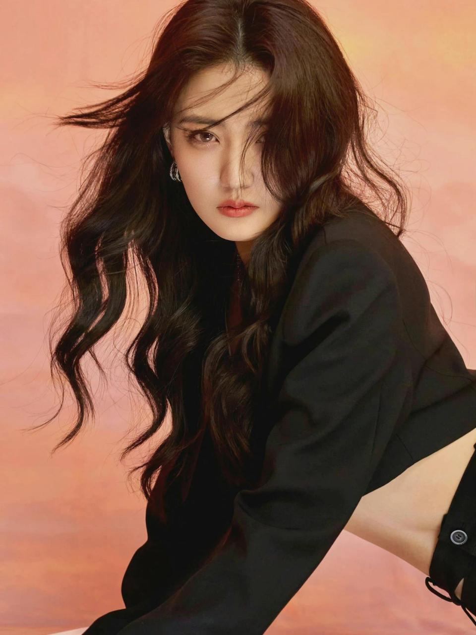 难得精致美艳的方脸女明星 徐璐时尚大片释出 身穿le alessandra黑色