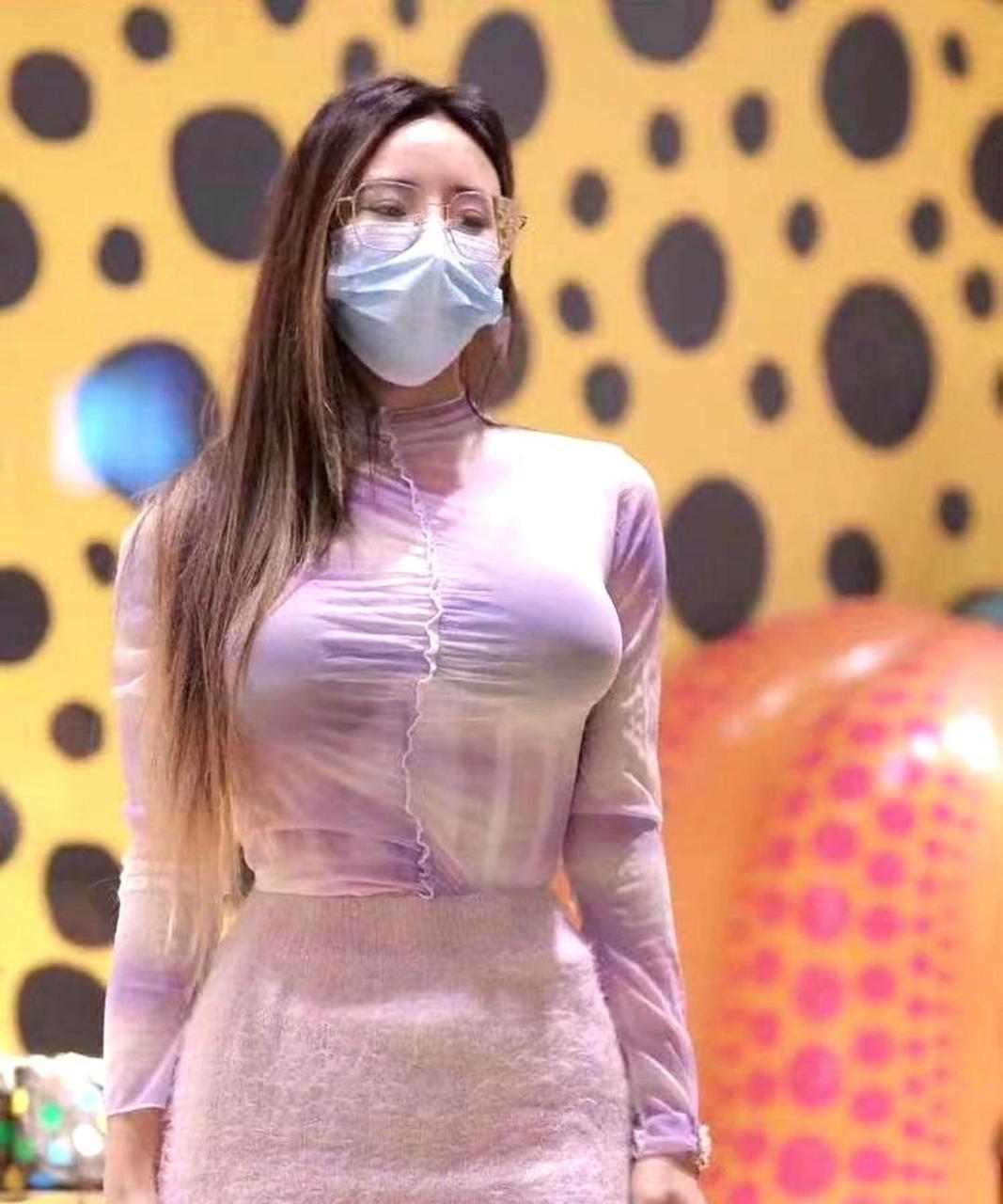 这位美女的隆胸手术似乎失败了,她的胸部不对称,一边高一边低.