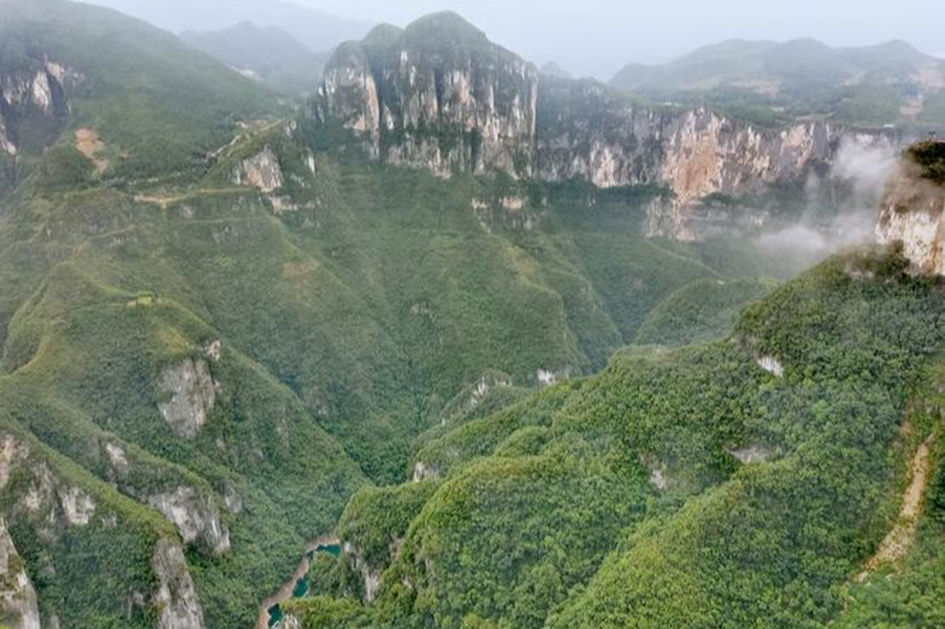 喀斯特地貌的奇观,重庆云阳龙缸景区  龙缸景区,这里的喀斯特地貌简直