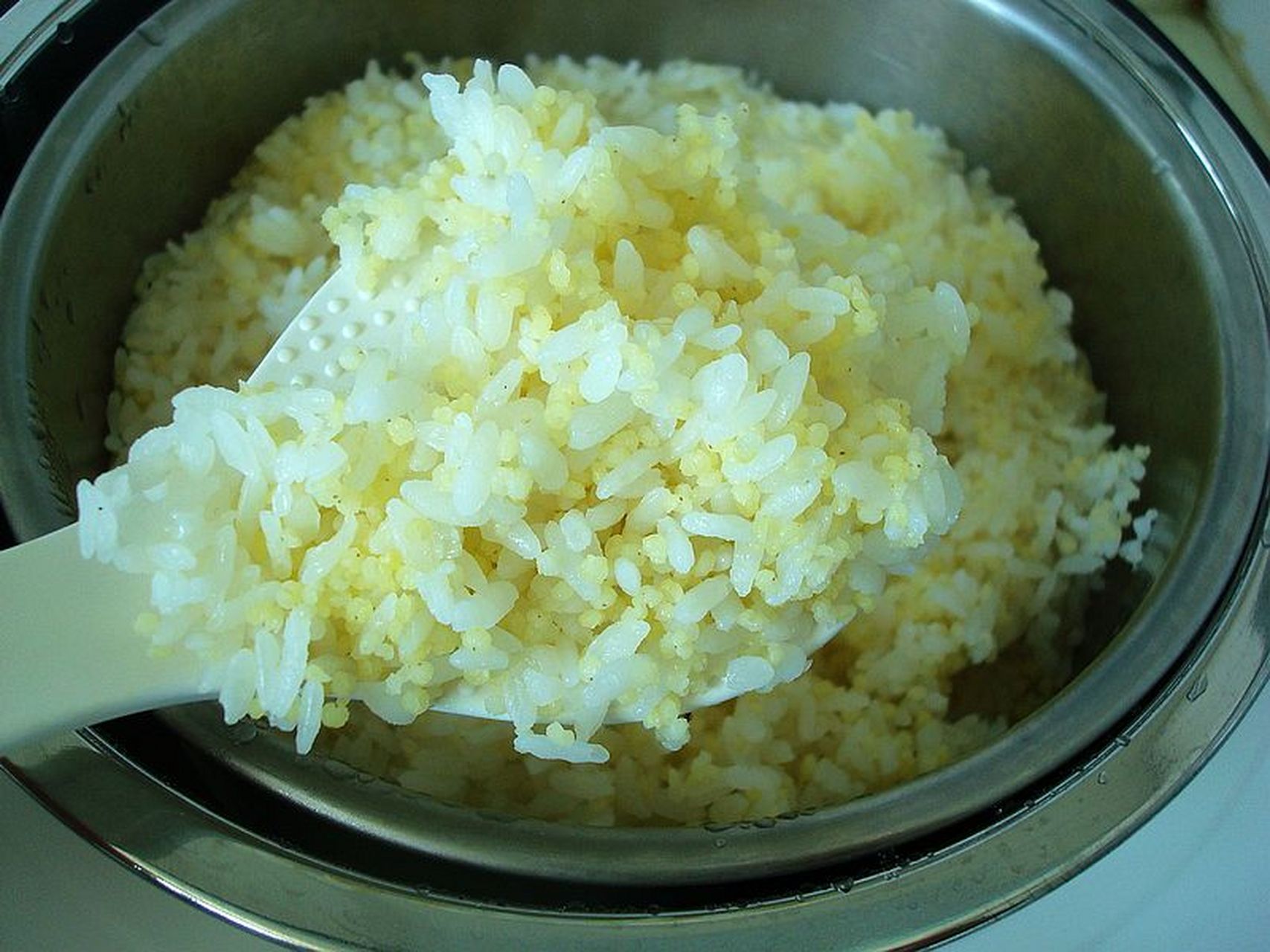 低糖养胃饭 前几天新入手了一款新型电饭煲,这个臻米养生饭煲由于适合