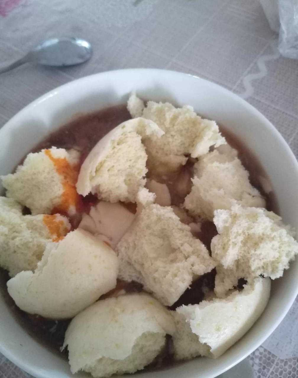 今天的早点,饽饽老豆腐(豆腐脑).现在的早点都是外地人在干.