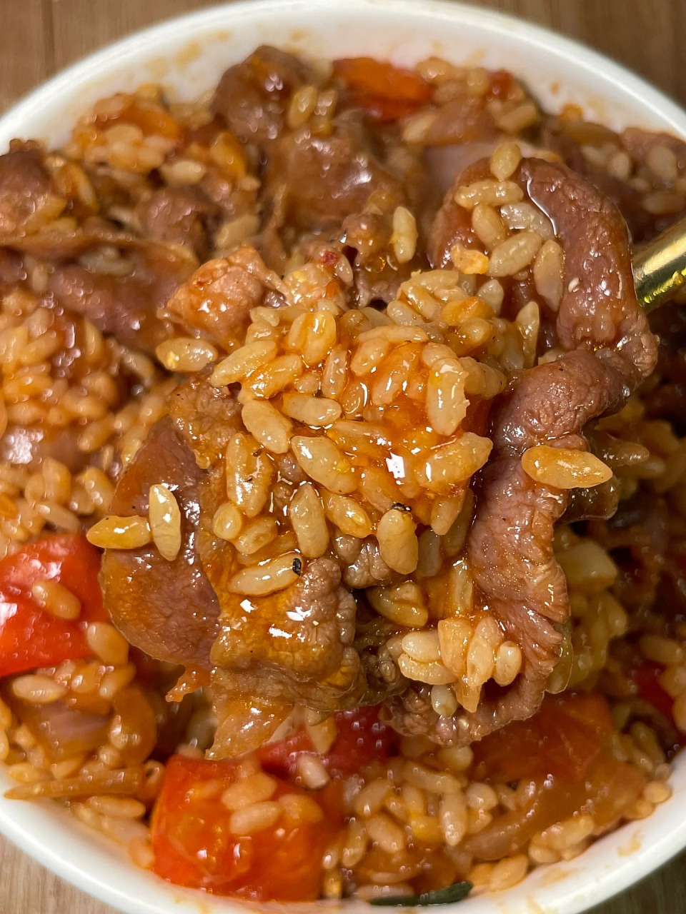 番茄肥牛烩饭做法: 16615热锅冷油炒香洋葱和蒜末,放入番