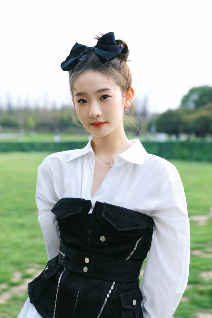 张艺凡黑白look尽显好身材