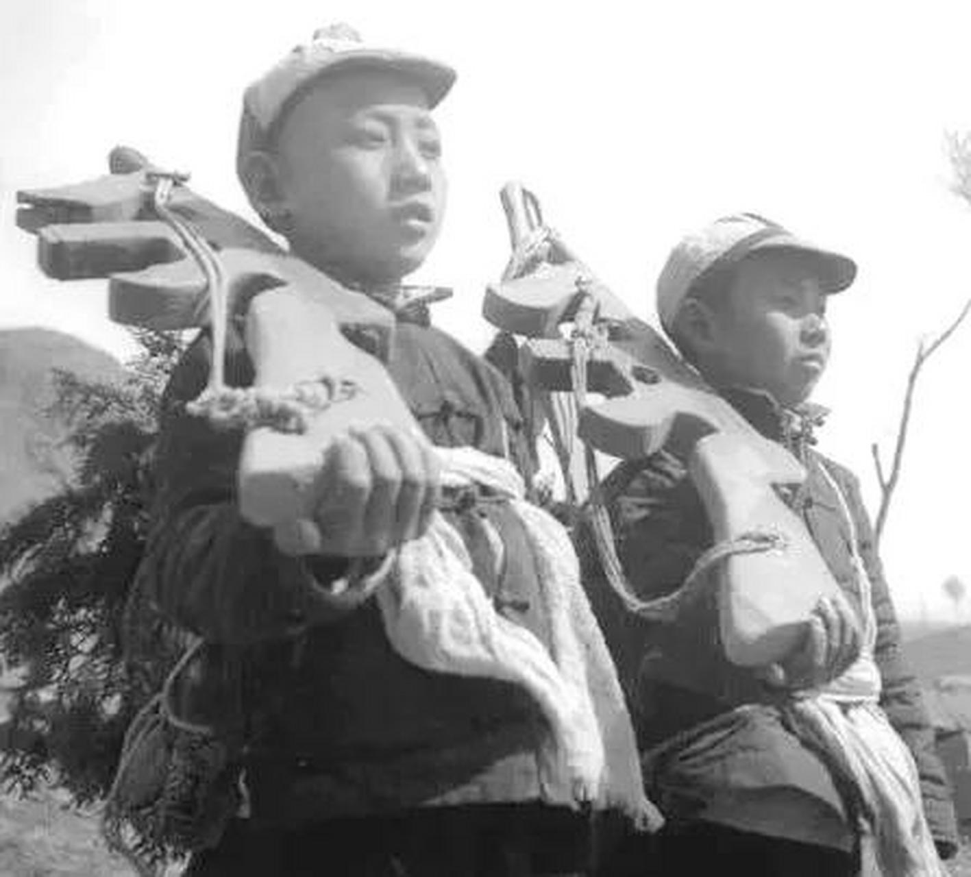 百家号星火计划# 历史珍贵影像档案 儿童团员 拍摄时间:1940年 地点