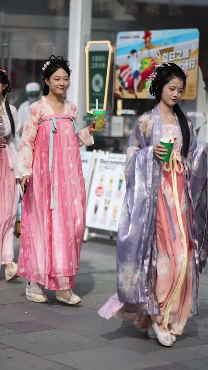 成都的街头走一走,汉服小姐姐满大街!