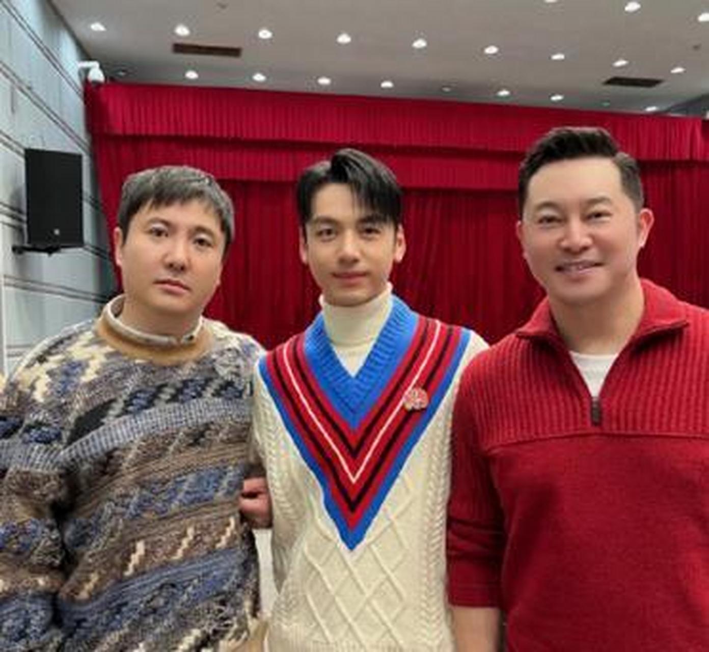 大年初一,刘迦晒出在#2022年央视春晚# 后台和师哥沈腾,沙溢的合照.