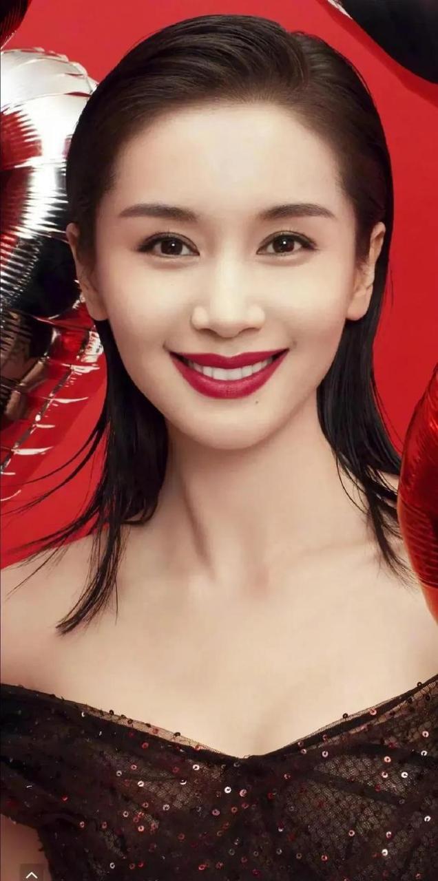 王子文:《男人装》性感照片