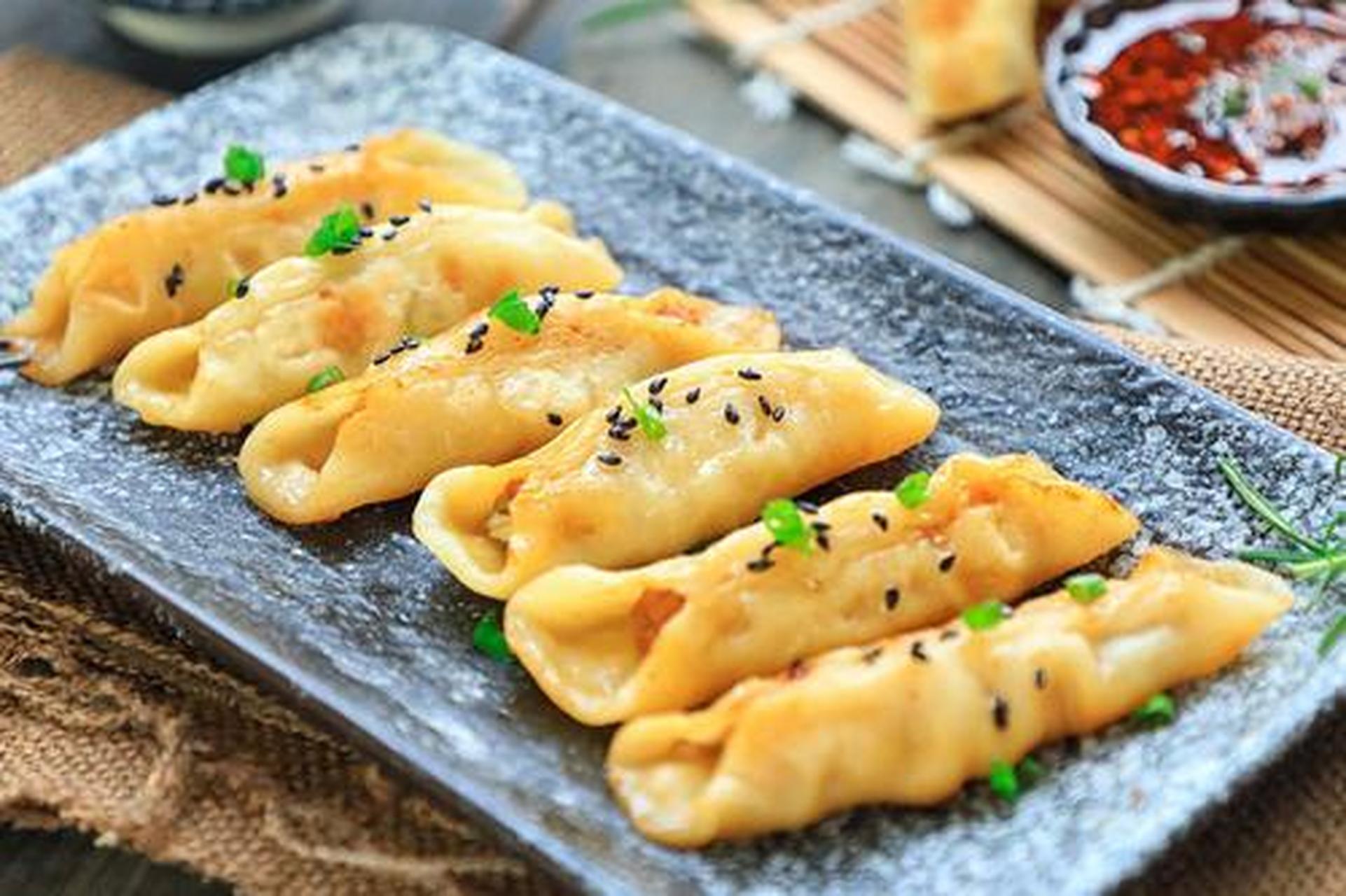 4月放肆吃#锅贴:锅贴和饺子的区别是很大的,通常是是好几个连在移起