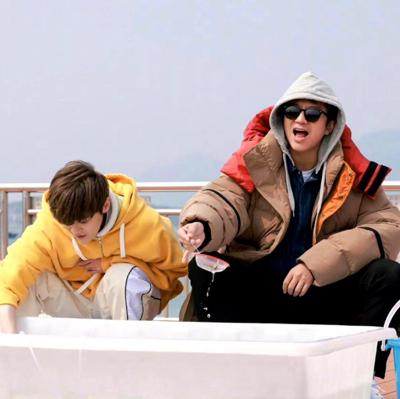 鹿晗穿着柠檬黄拉链卫衣录制节目,和邓超在一起像是父子,非常有趣.