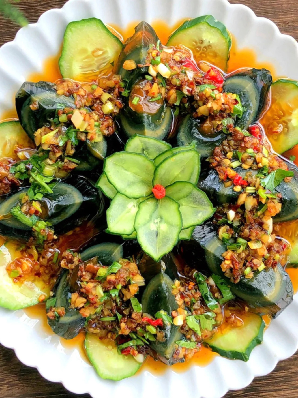 巨好吃的黄瓜皮蛋 食材:黄瓜,皮蛋 步骤:详见图片