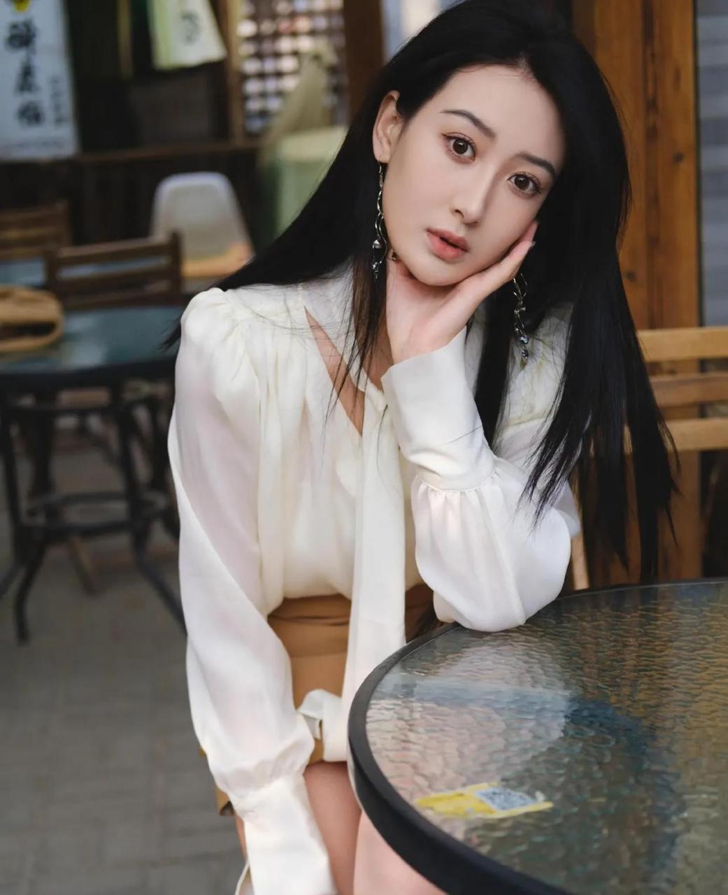 北影校花王沛然,穿着白衬衣黄短裙,潇洒享受咖啡,太美了