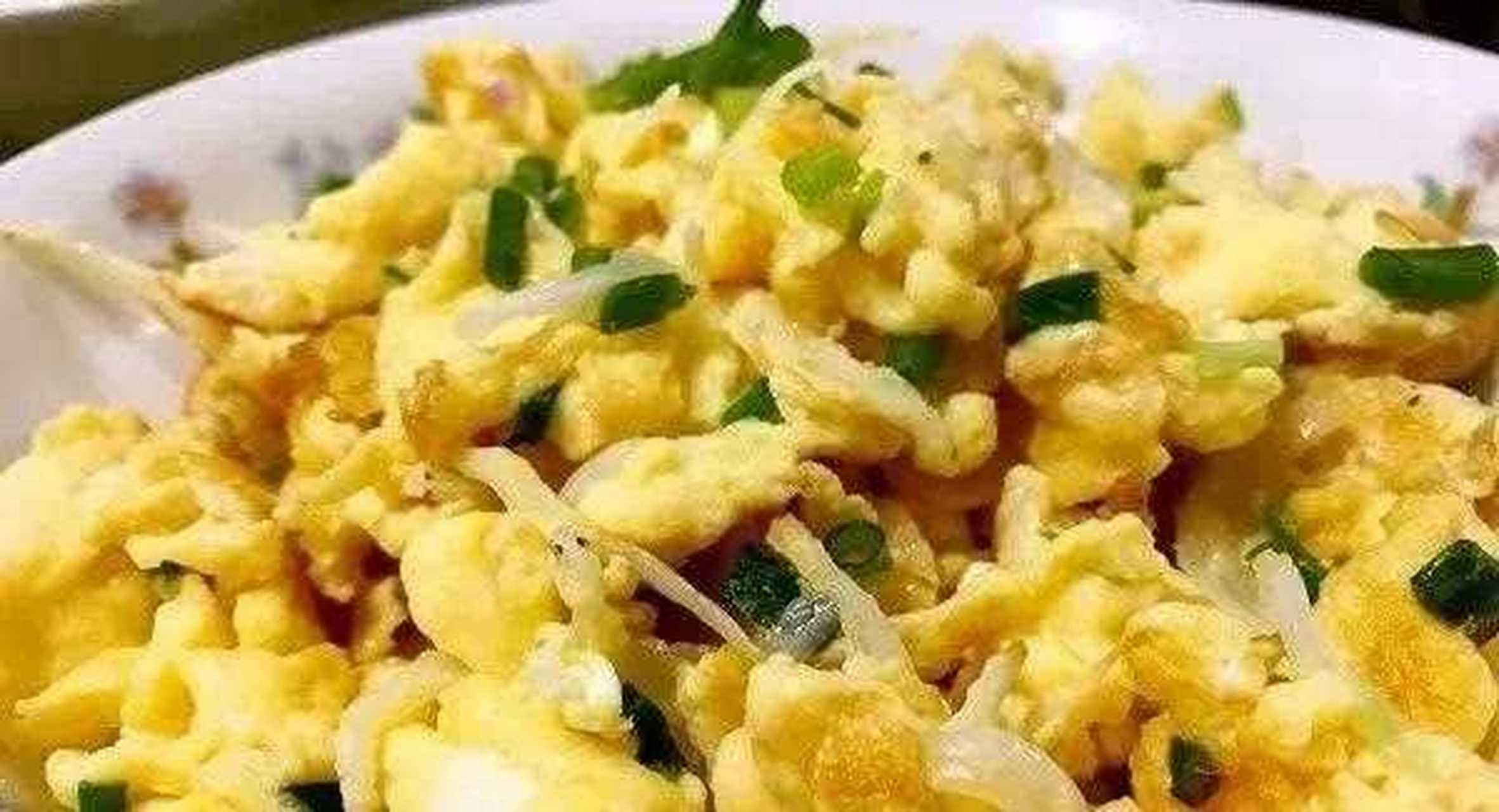 银鱼炒蛋[微笑] 材料银鱼150克,鸡蛋45个,料酒少许少许,葱姜少许,盐