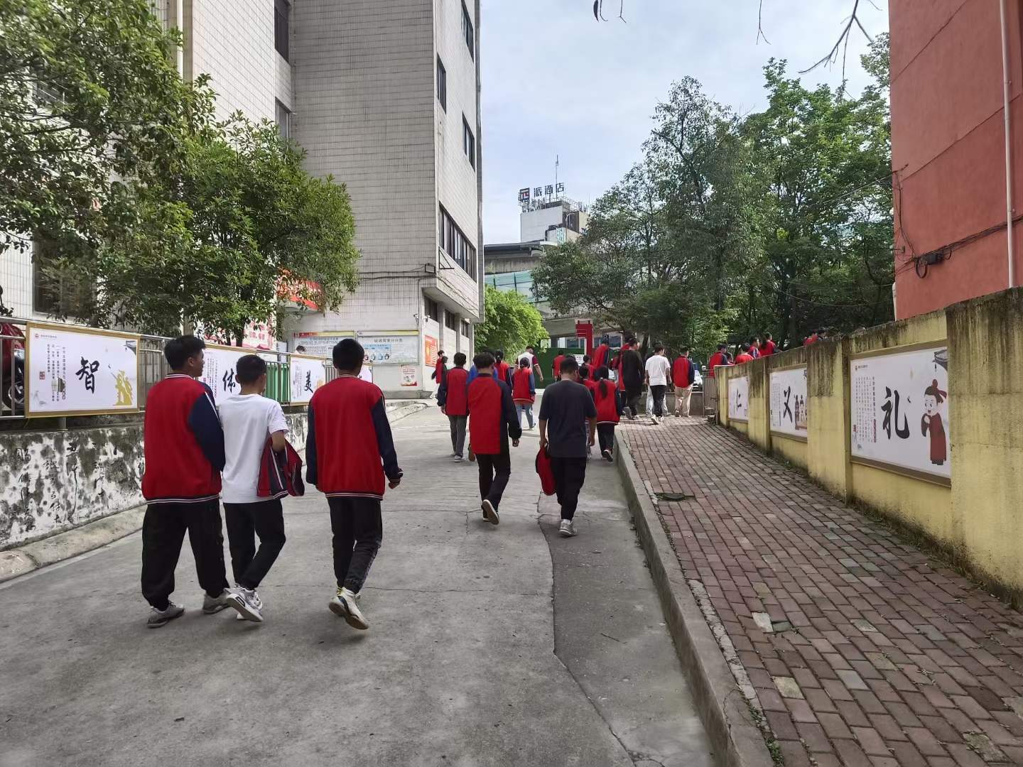 贵阳市华驿中学补录登记公告 贵阳市华驿中学成立于1993年,是贵阳市