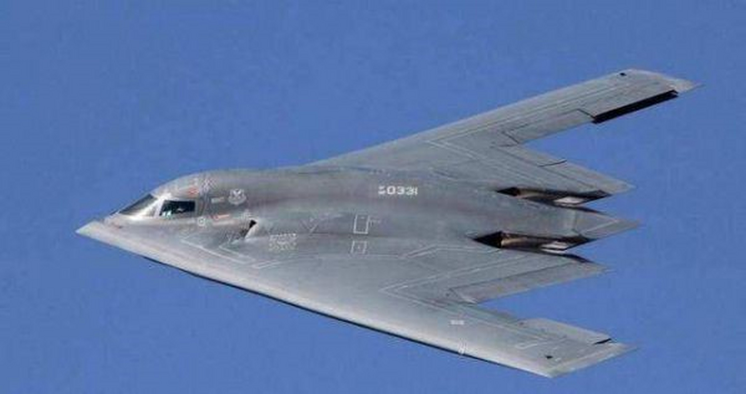 美军一b2轰炸机降落时冲出跑道受损  据美国the drive网站报道,当地