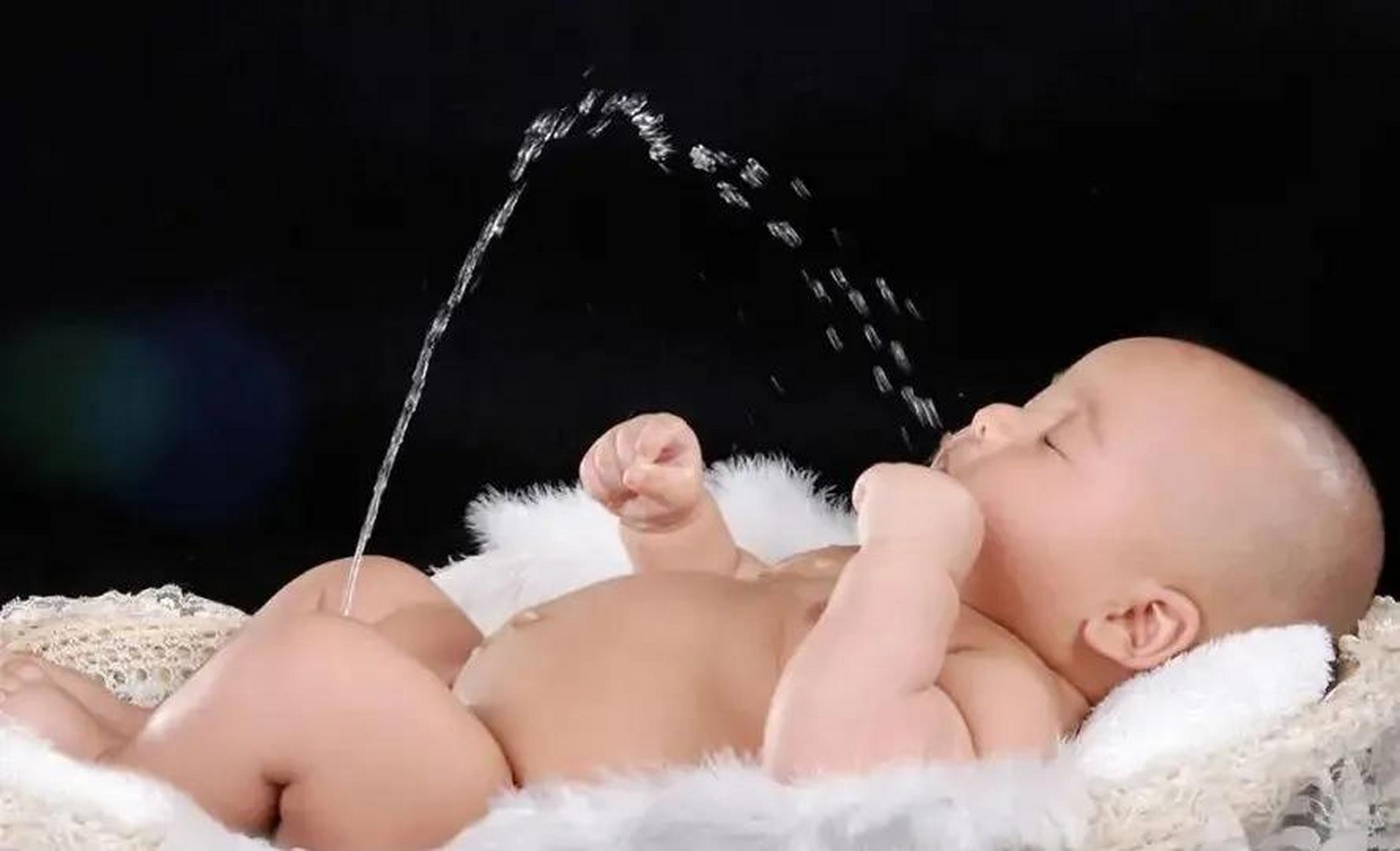 这是一张非常有趣的童子尿尿照片