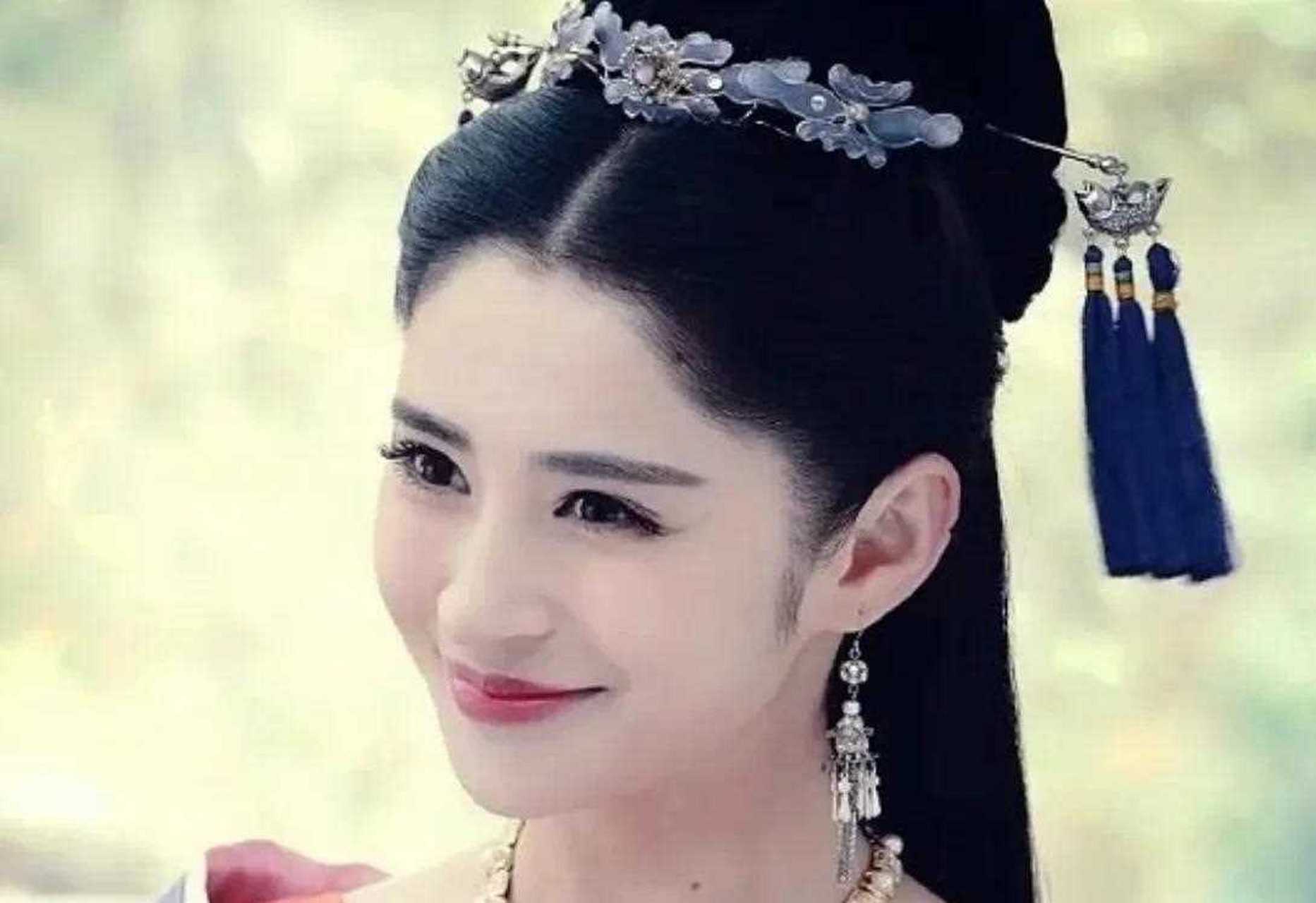 周杰伦《天台爱情》的女主角李心艾胖了,不要身材要快乐,差点看不出是