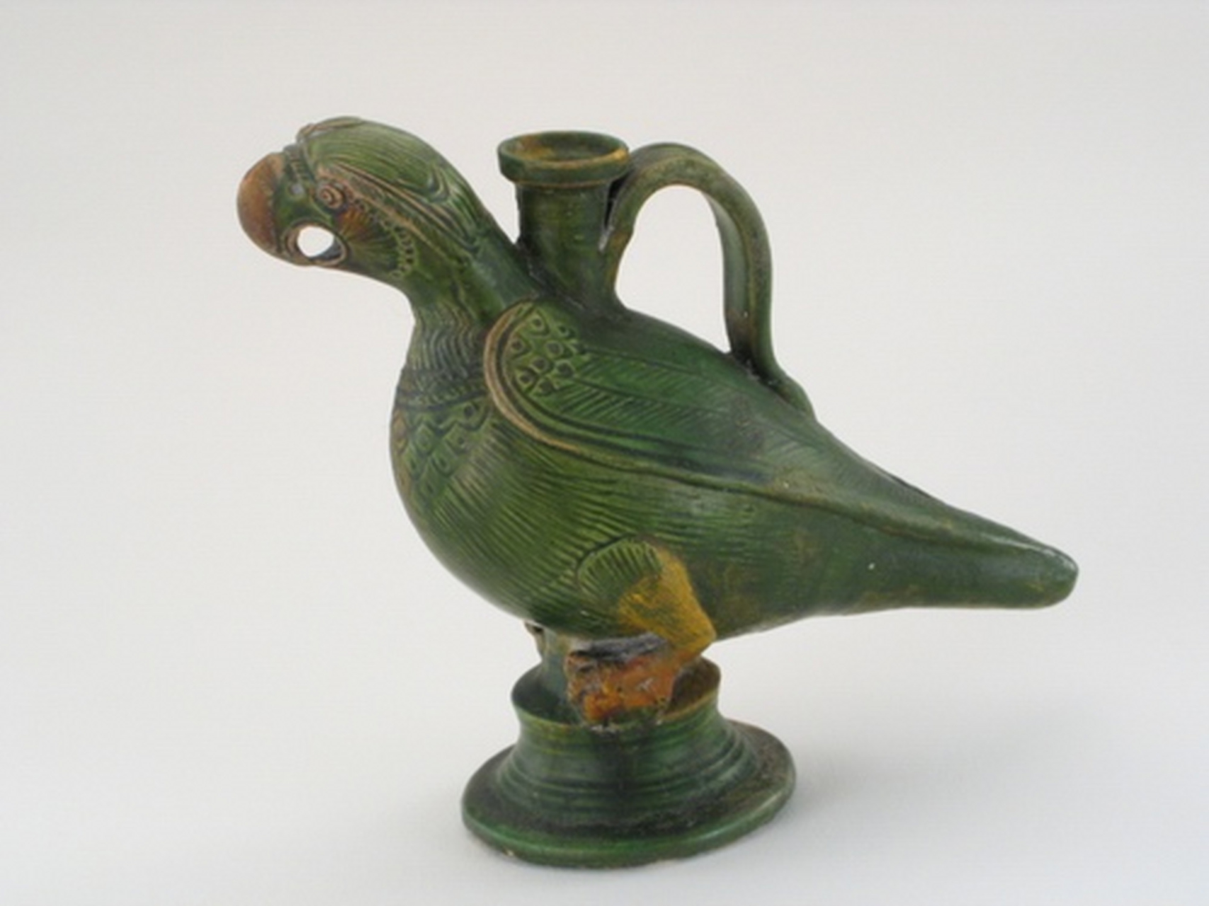 图一:辽代绿釉刻牡丹花凤首花口瓶 图二:辽代绿釉提梁壶 图三:唐代